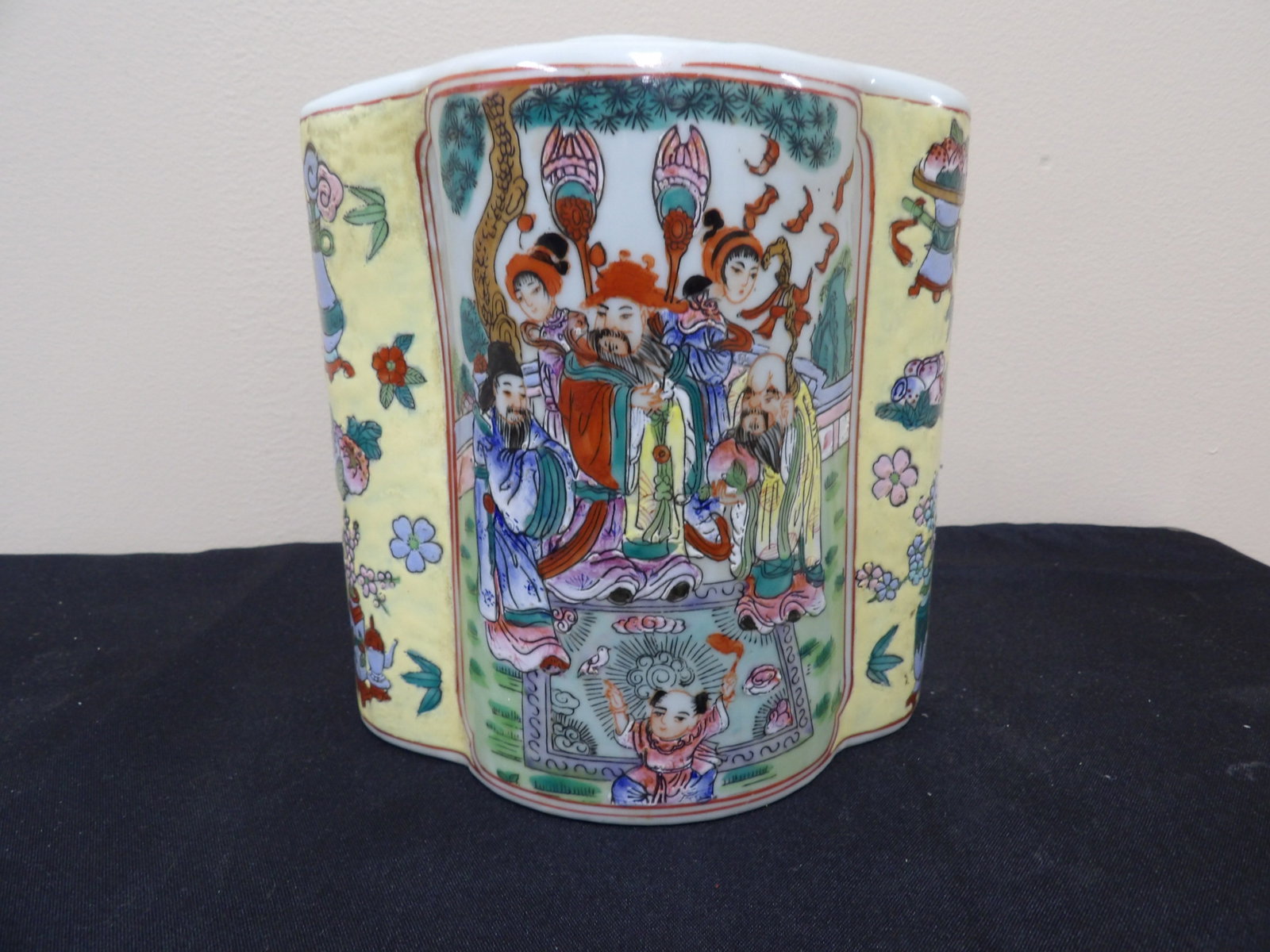 Chinese famille rose porcelain wall vase with figural and floral decorations: 7 inches length. We will inhouse ship items to you very affordable and efficient. Select self-arrange shipping.