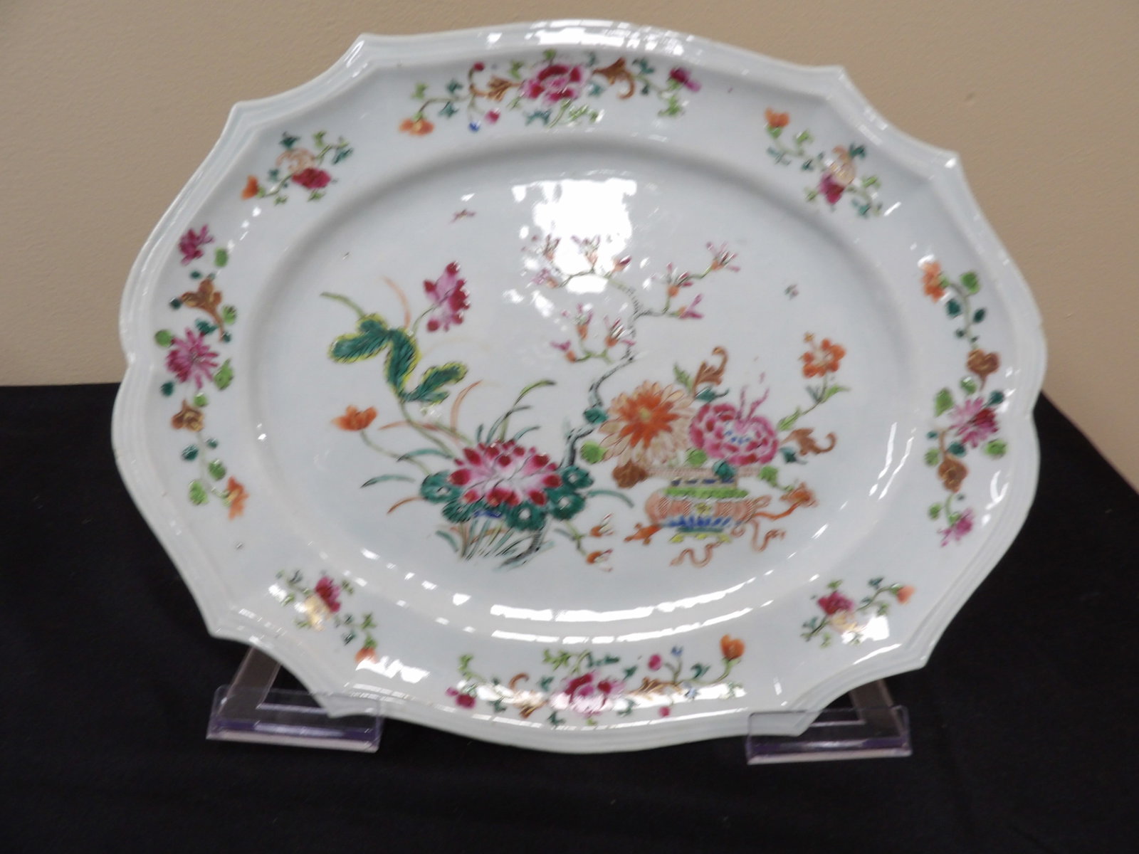 antique Chinese Qing dynasty large scalloped-edge Famille Rose porcelain platter: 13.2 inches length. We will inhouse ship items to you very affordable and efficient. Select self-arrange shipping.