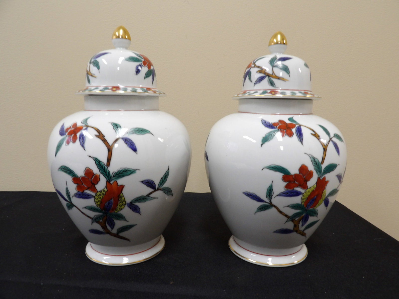 pair Andrea by Sadek Japanese lidded porcelain ginger jars with floral decos: 10 inches height.