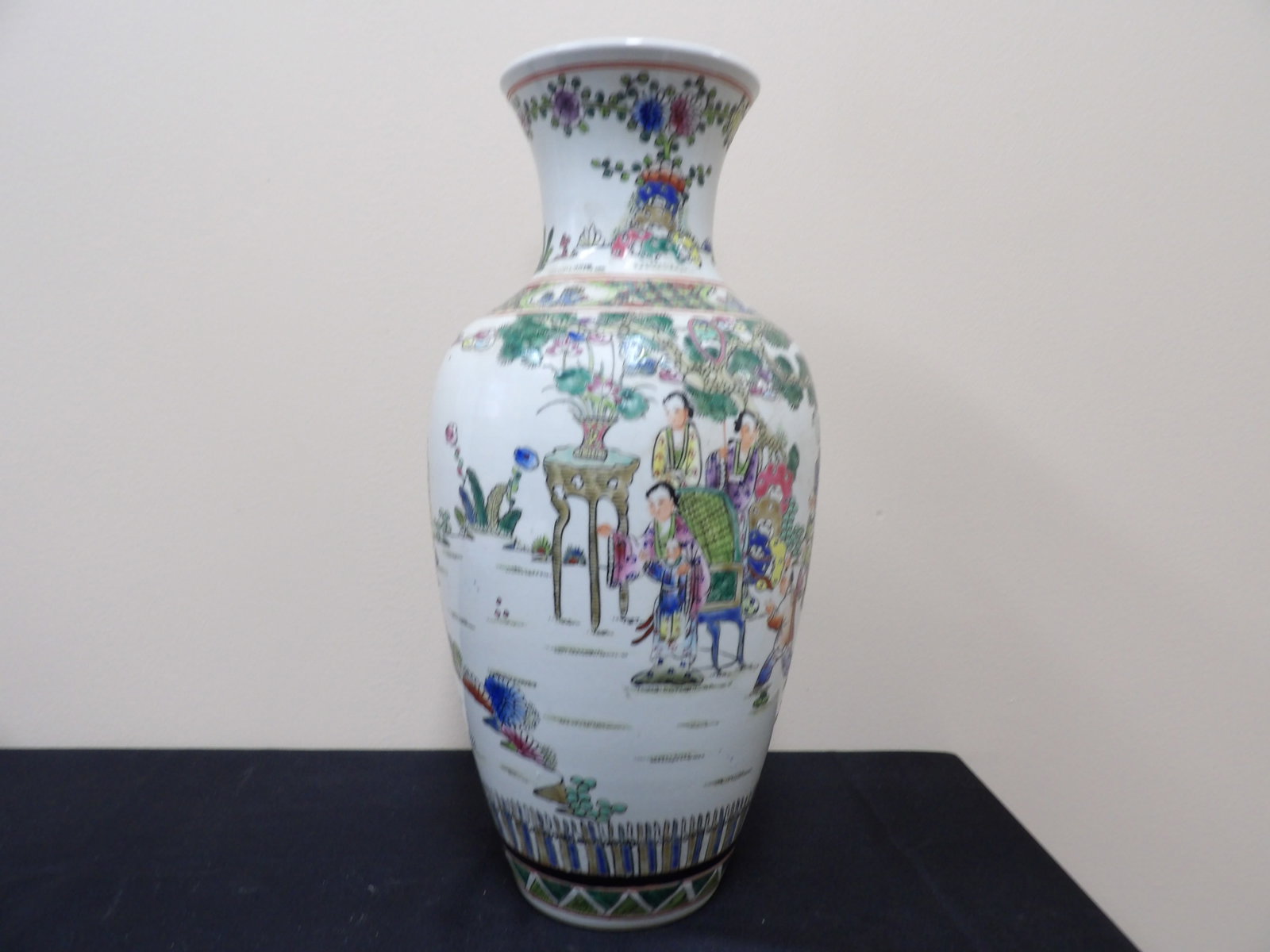 Chinese hand painted porcelain vase with Qing dynasty Kangxi mark: 15.7 inches height. We will inhouse ship items to you very affordable and efficient. Select self-arrange shipping.