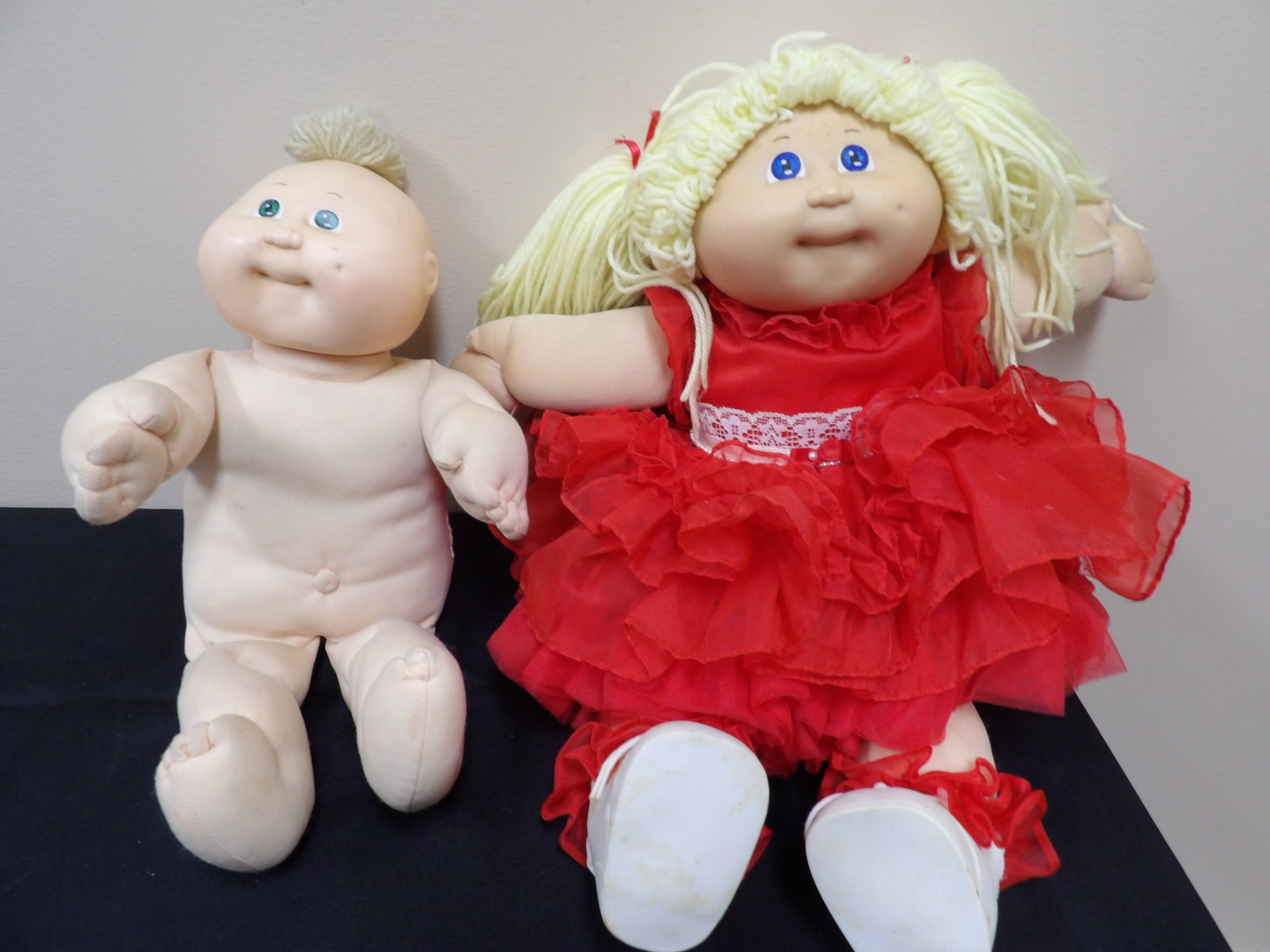 lot of 2 vintage cabbage patch dolls: Taller one is 17 inches height. We will inhouse ship items to you very affordable and efficient. Select self-arrange shipping.