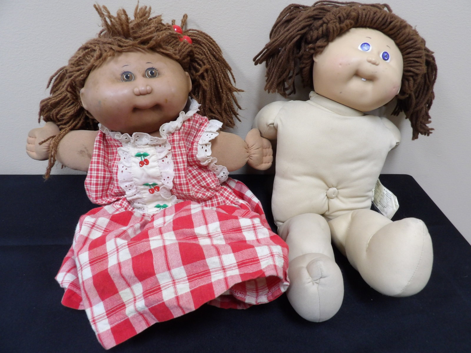 lot of 2 cabbage patch dolls with yarn hair: Approx 15 inches height. We will inhouse ship items to you very affordable and efficient. Select self-arrange shipping.