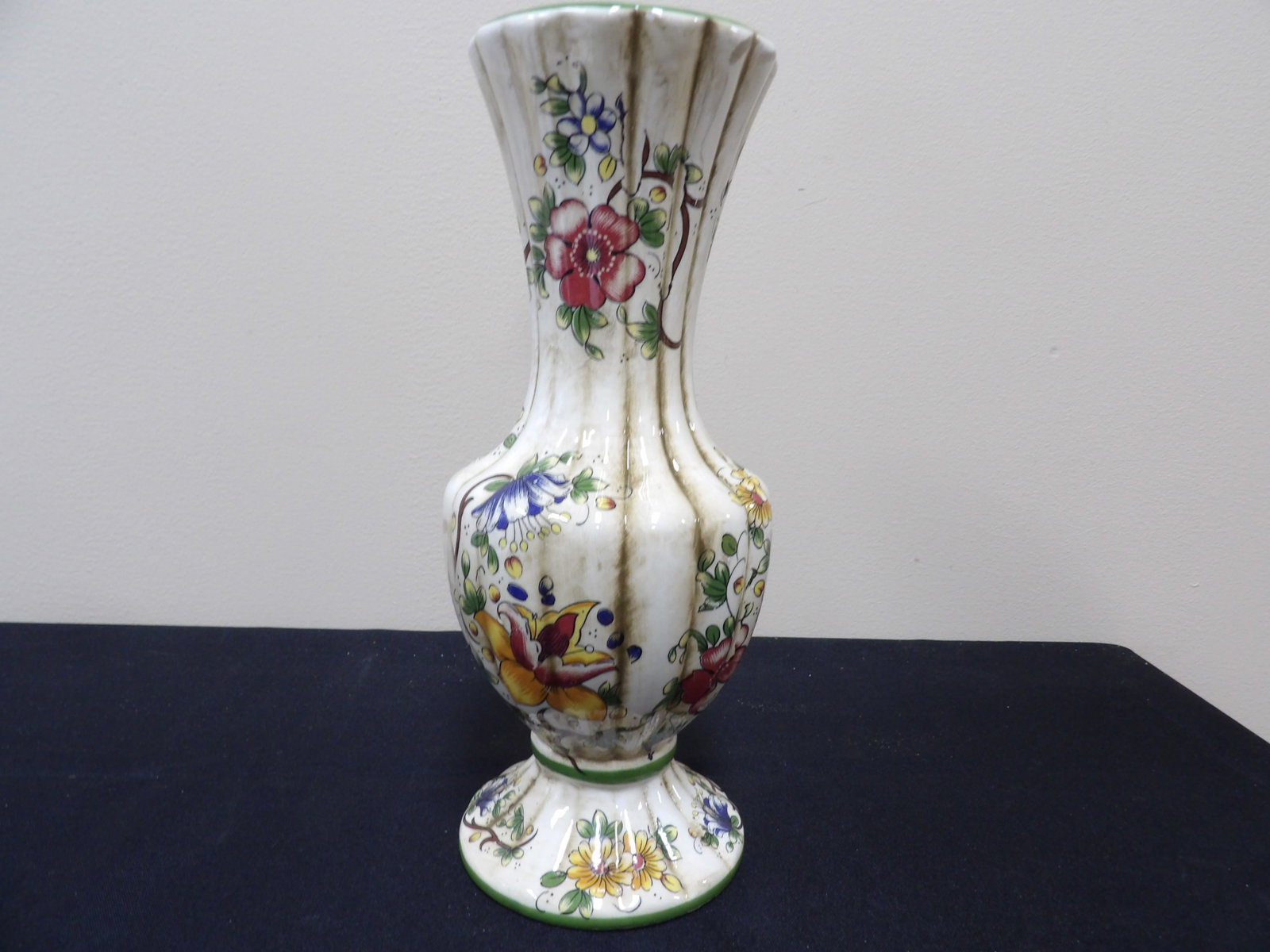 Italian Capodimonte porcelain vase signed: 10.3 inches height.