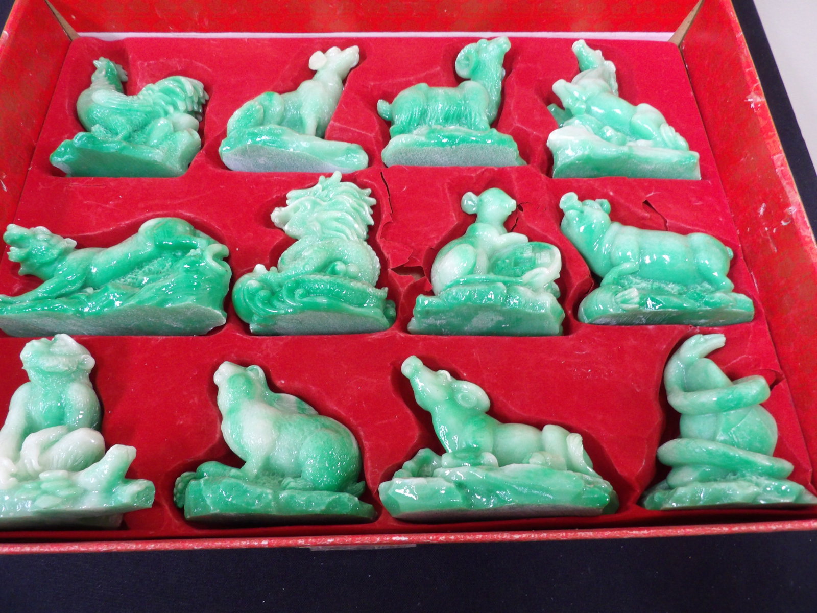 a set of 12 chinese jade-like Zodiac animal figurines in original box: Box size is 15.5 x 11.5 x 2.8 inches. Jade looking material is probably resin. We will inhouse ship items to you very affordable and efficient. Select self-arrange shipping.