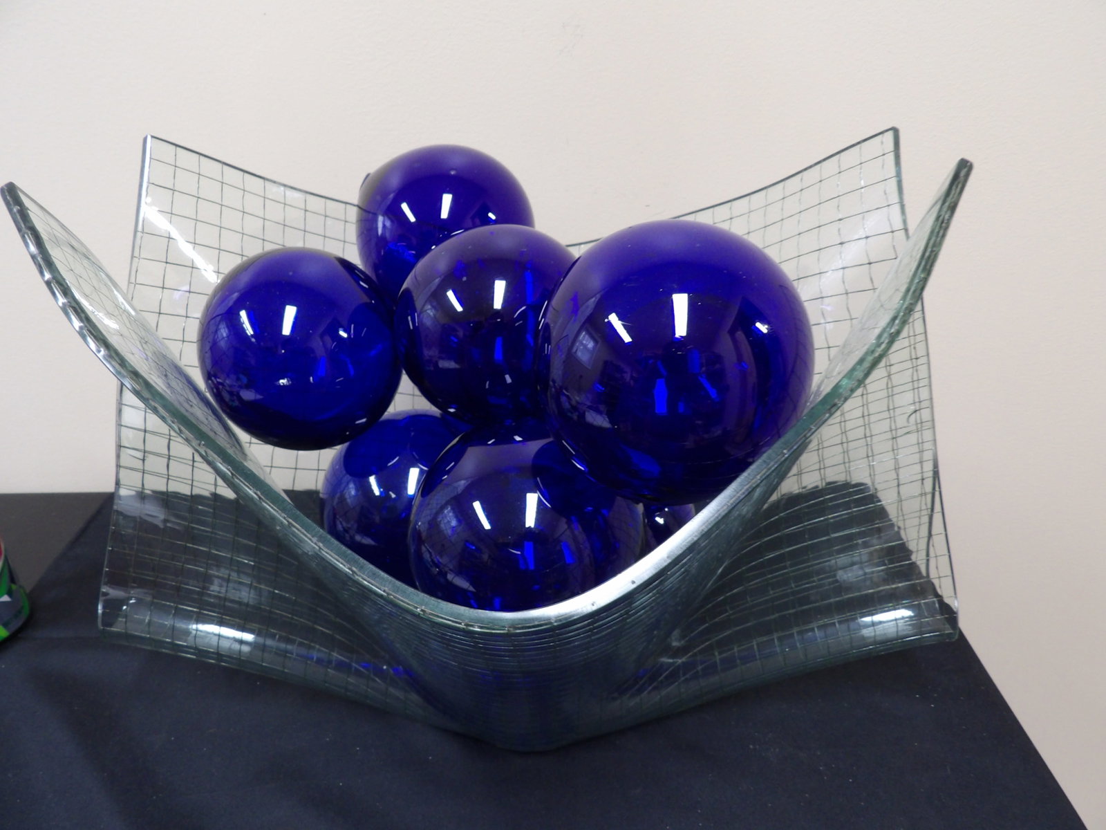 art glass folded wire glass Crossweld Vessel centerpiece bowl by R. Guy Corrie with 10 spheres: With 10 cobalt blue spheres. With original receipt and paperwork. Approx size is 19 x 15 x 13 inches. We will inhouse ship items to you very affordable and efficient. Select self-arrange shipping.
