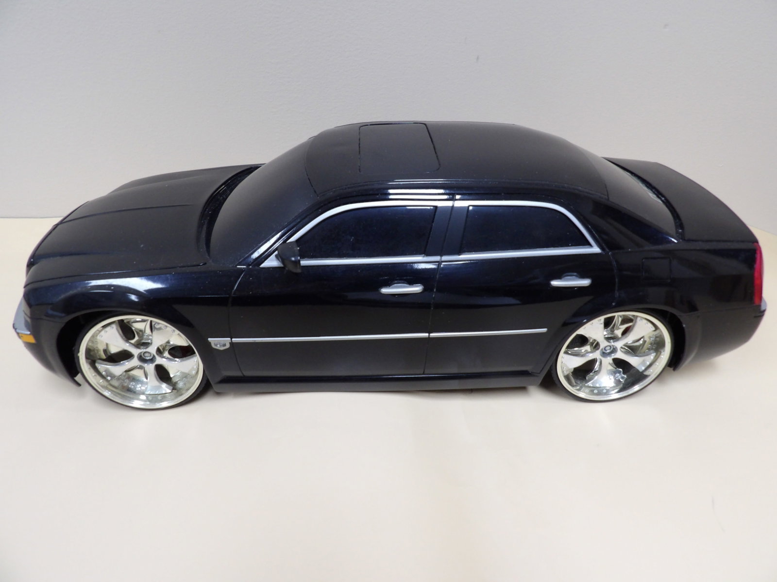 Jada Toys "Dub City" Chrysler 300C RC large scale car for parts: Approx. 17 inches length. Car body is in good condition. No remote so for parts.