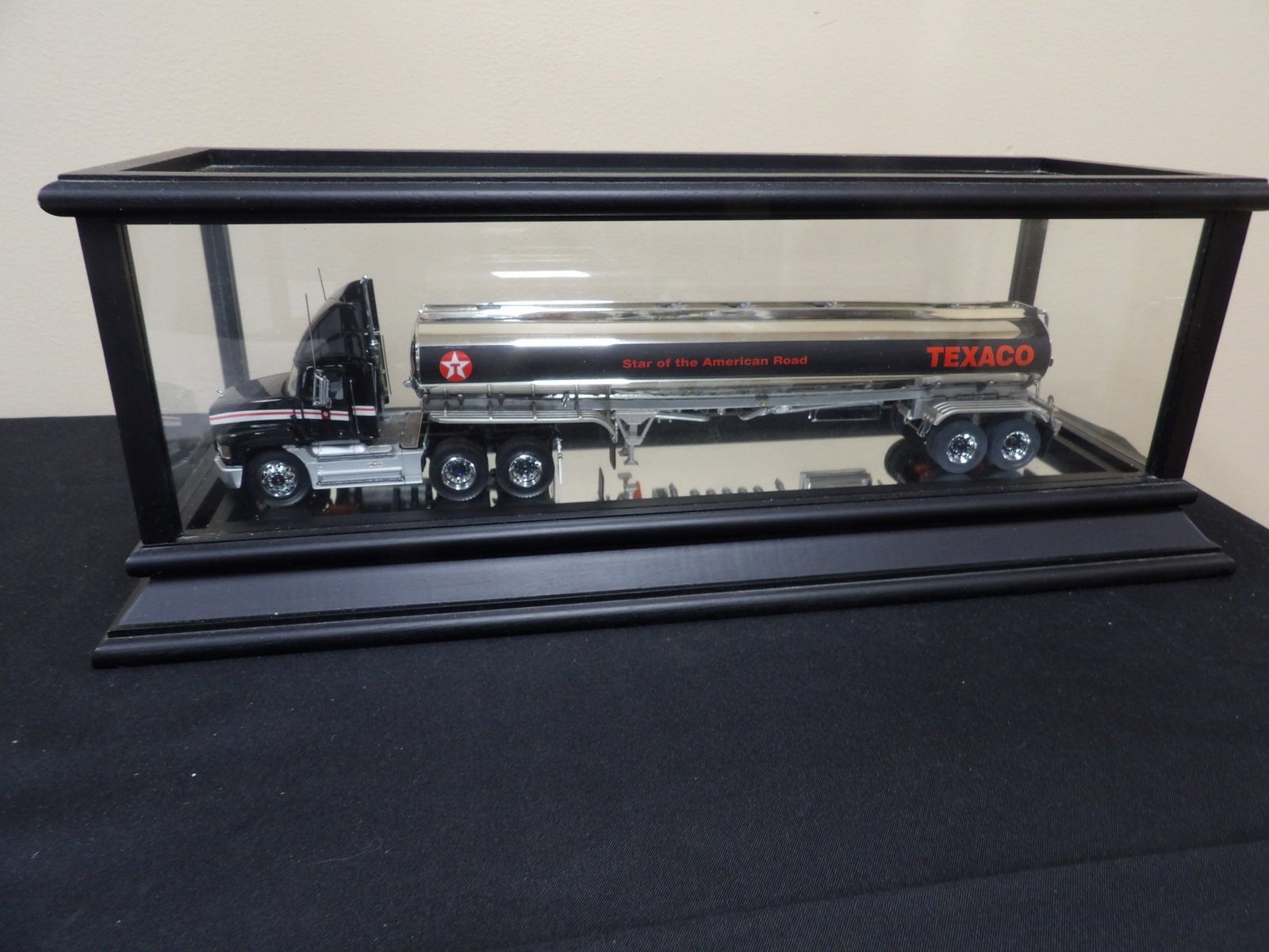 Franklin Mint 1:43 scale diecast Texaco tanker truck model in a long display case (1 of 7)