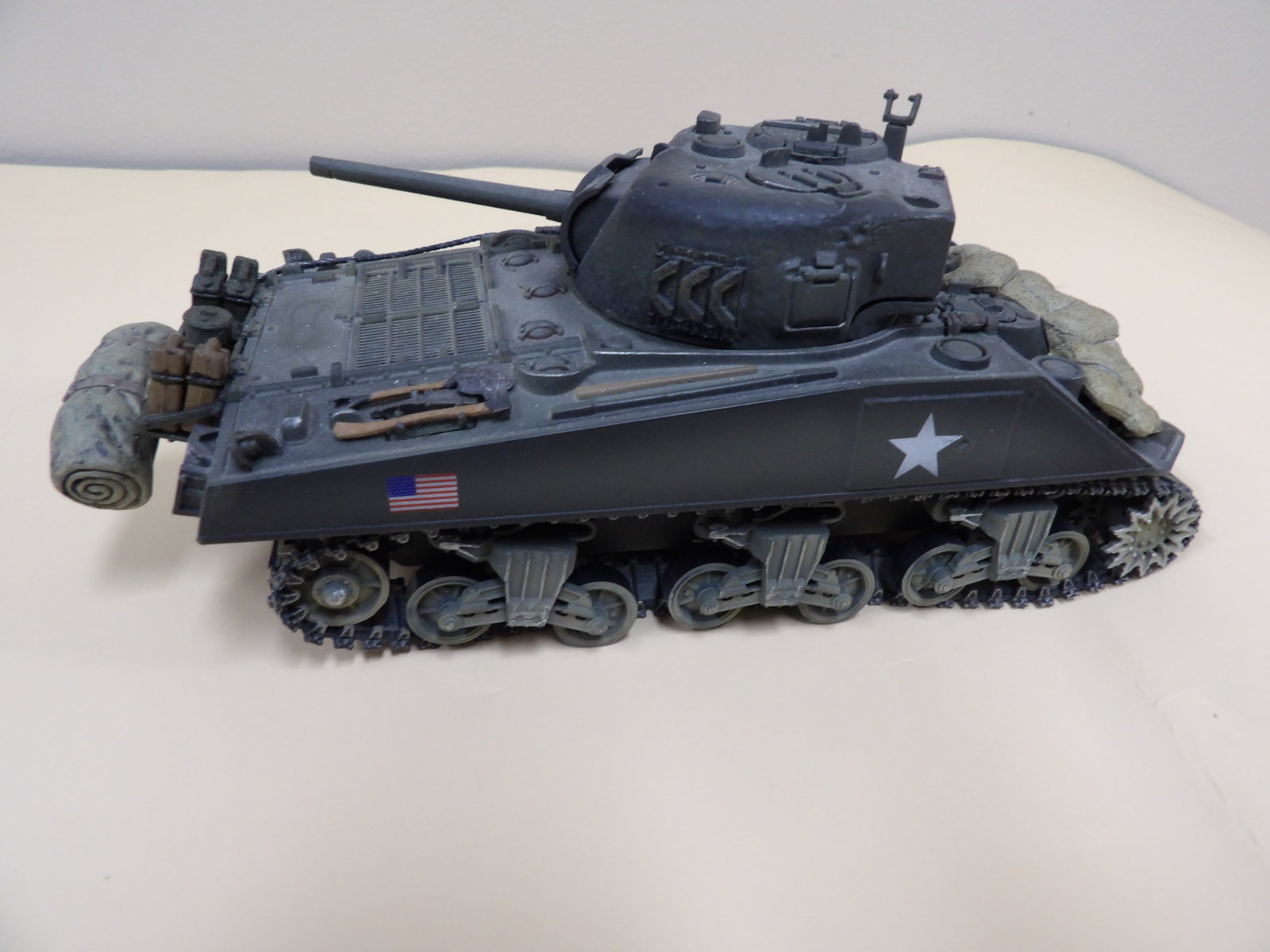 Unimax WWII M4 Sherman medium tank scale model (1 of 5)