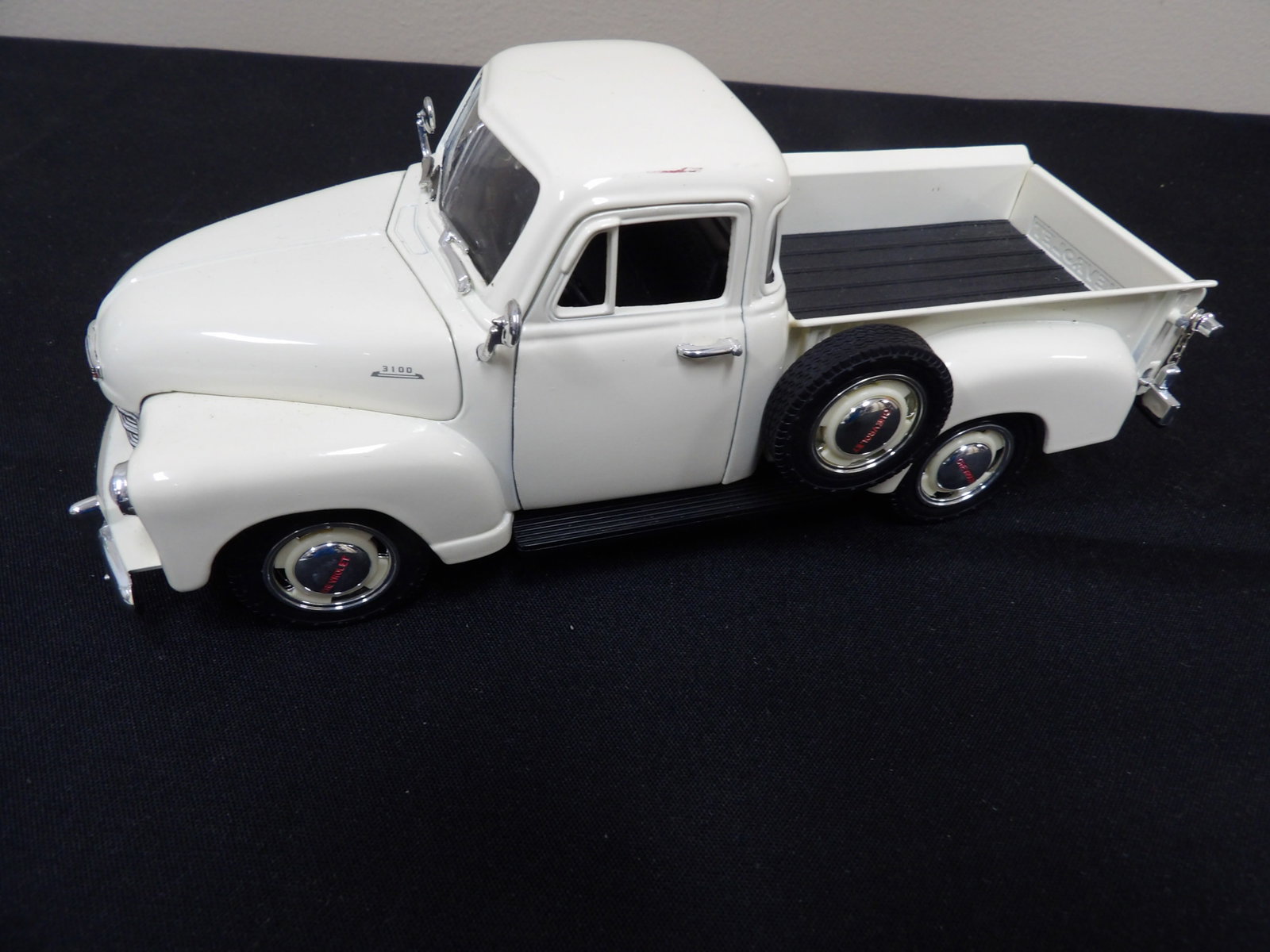 Jada Toys 1:24 scale 1953 Chevrolet 3100 pickup truck: 8.5 inches length.