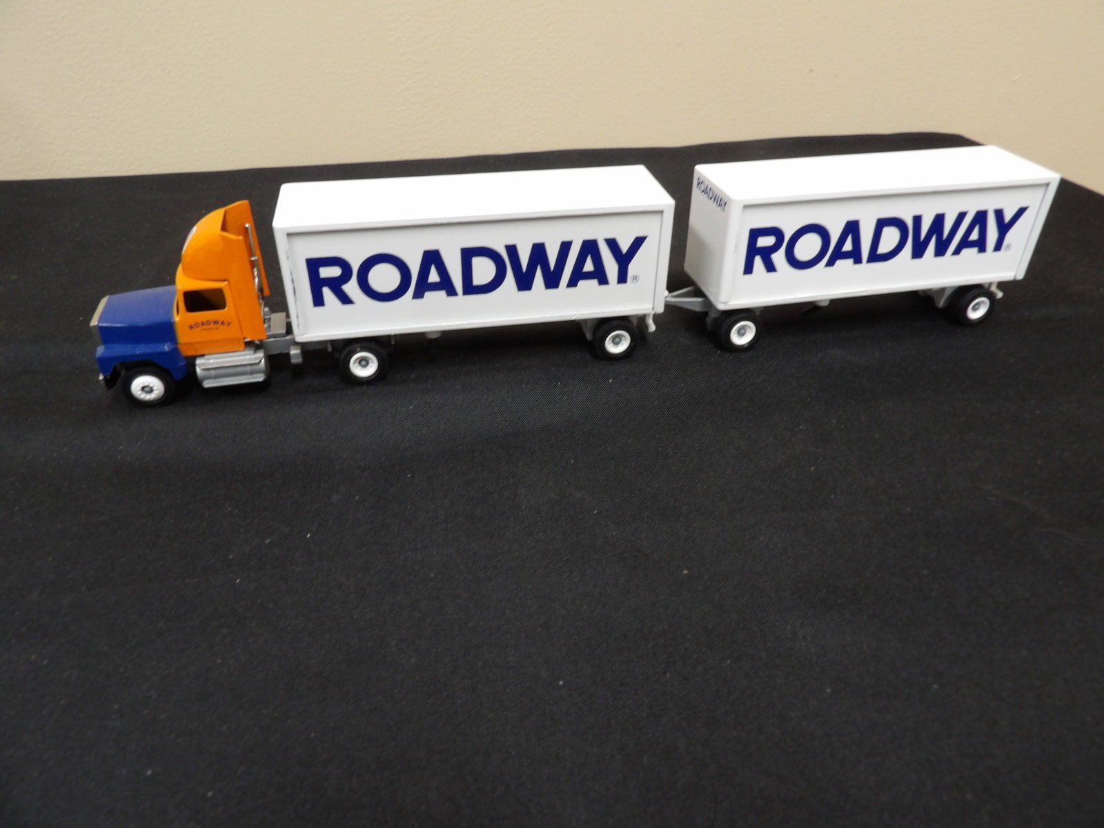 diecast model of semi-truck and trailer set for Roadway Express: 14 inches length including 4 sections.