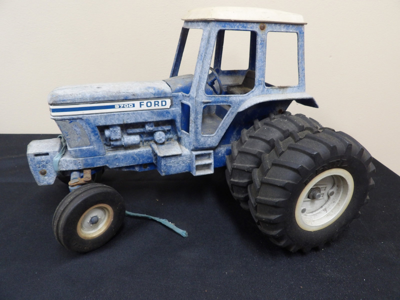 1970s ERTL 1:12 scale diecast metal Ford 9700 large tractor toy: 14 inches length.