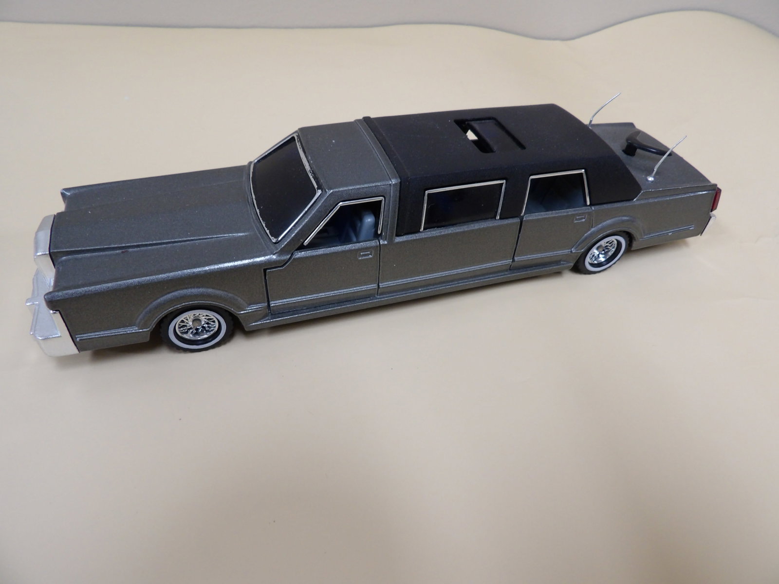 Majorette 1:32 diecast model of a Lincoln stretch limousine: 9 inches length. We will inhouse ship items to you very affordable and efficient. Select self-arrange shipping.