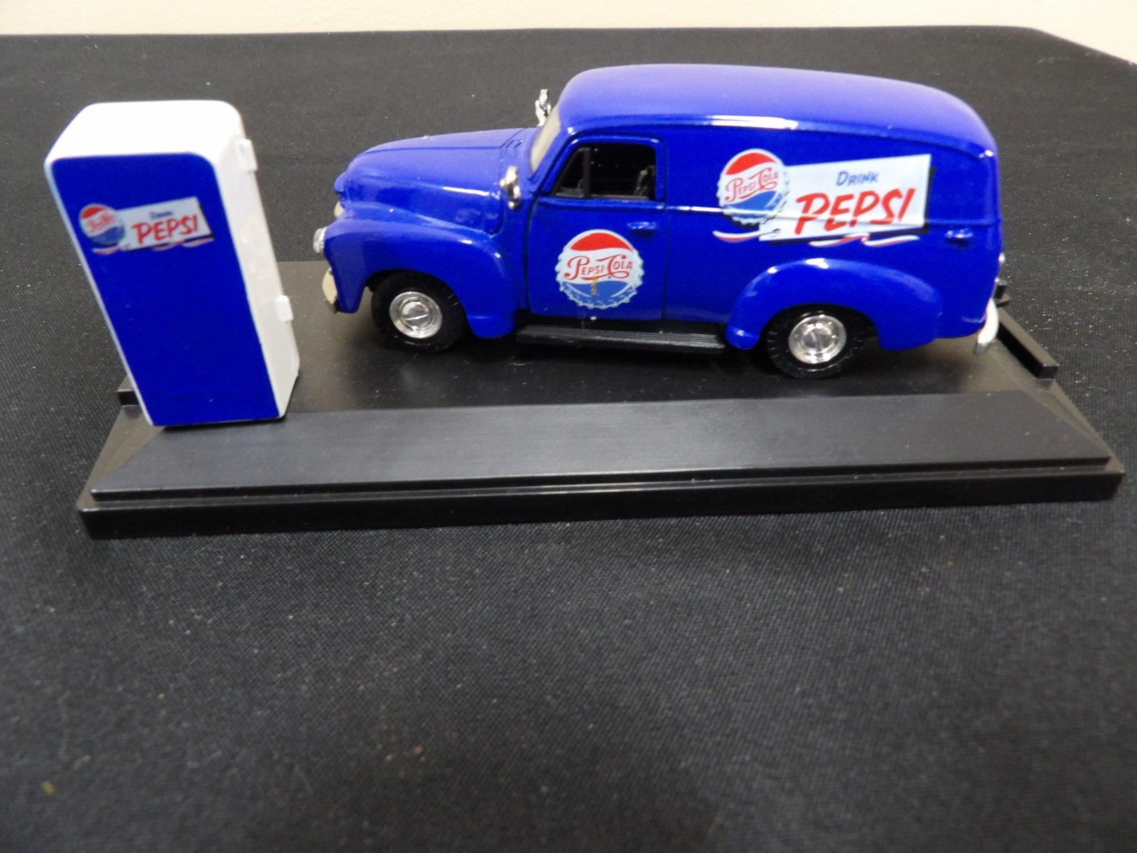 Road Champs 1954 chevrolet panel van with Pepsi vending machine: 4.5 inches length scale car. We will inhouse ship items to you very affordable and efficient. Select self-arrange shipping.