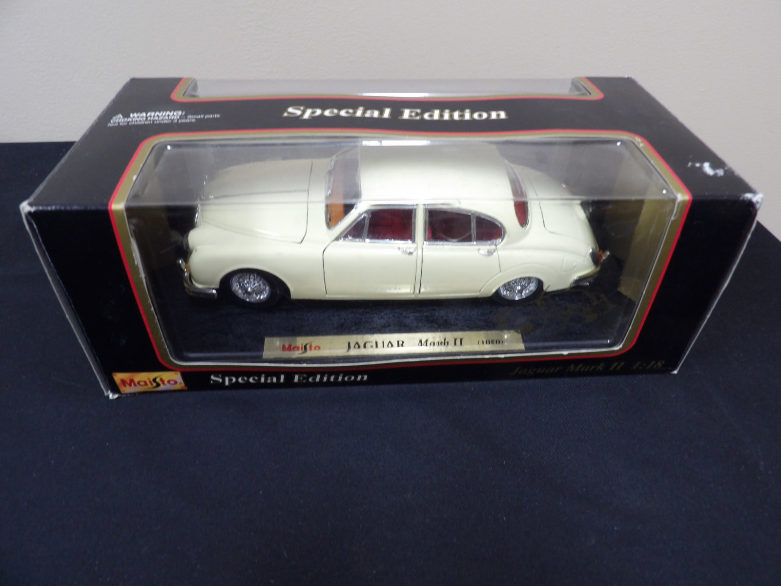 special edition Maisto Jaguar Mark II 1959 in original box: 12.5 inches length box.