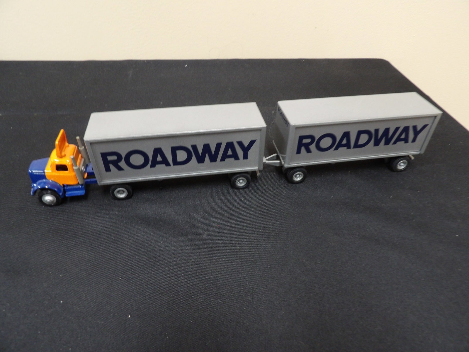 vintage Winross die-cast model of a Roadway Express semi-truck: 13.6 inches length. This truck has 4 sections. We will inhouse ship items to you very affordable and efficient. Select self-arrange shipping.