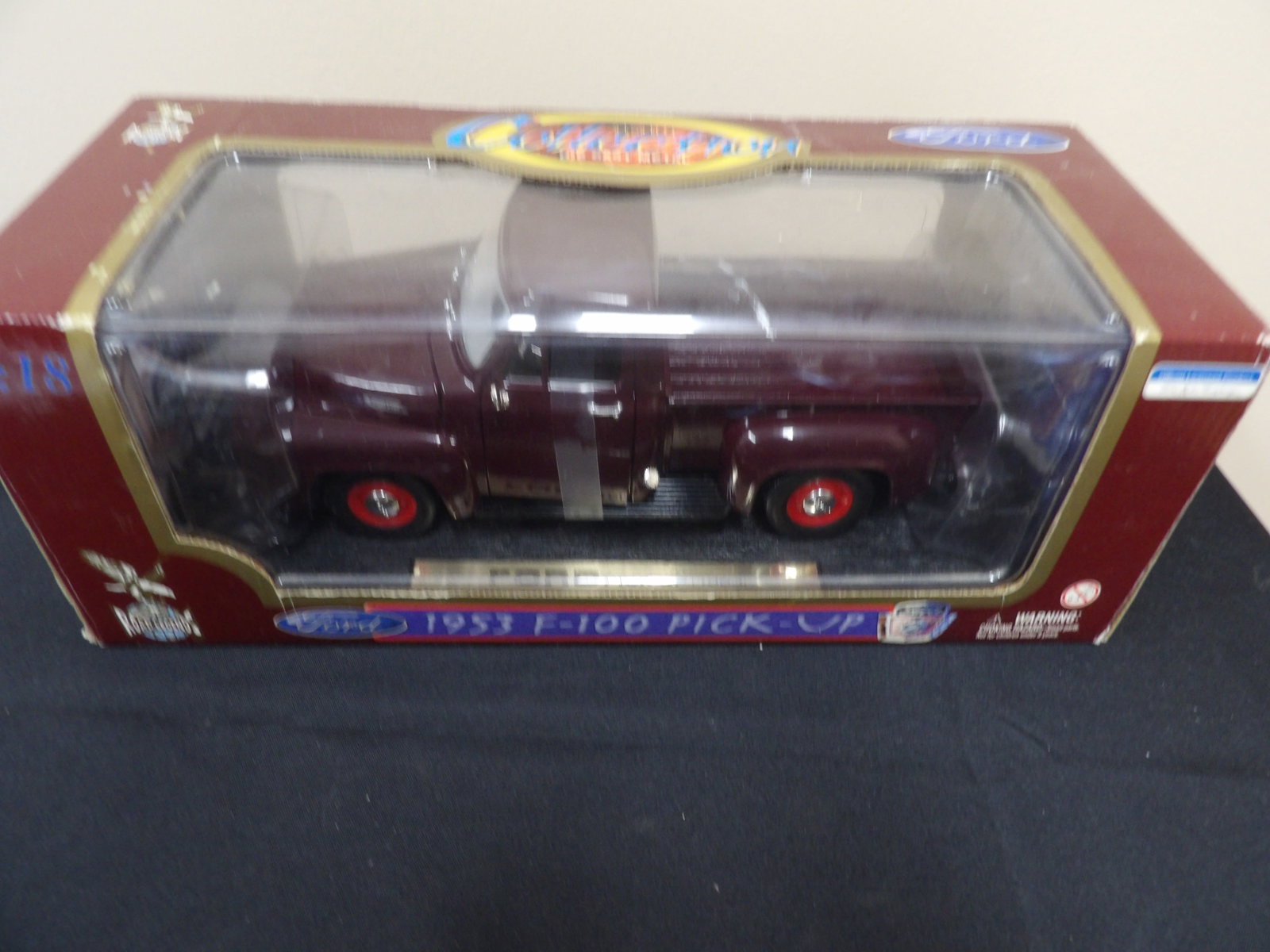 Road Legends 1:18 1953 Ford F-100 pickup truck diecast model (1 of 5)