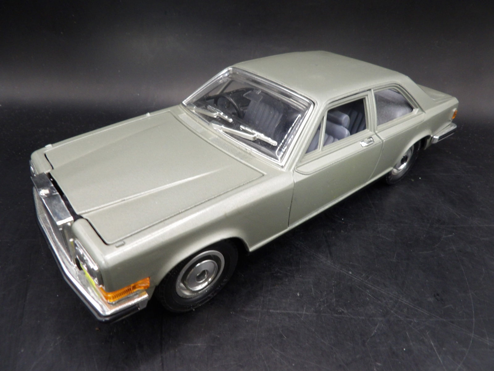 Bburago made in Italy Rolls Royce Camargue: 9.2 inches length. We will inhouse ship items to you very affordable and efficient. Select self-arrange shipping.