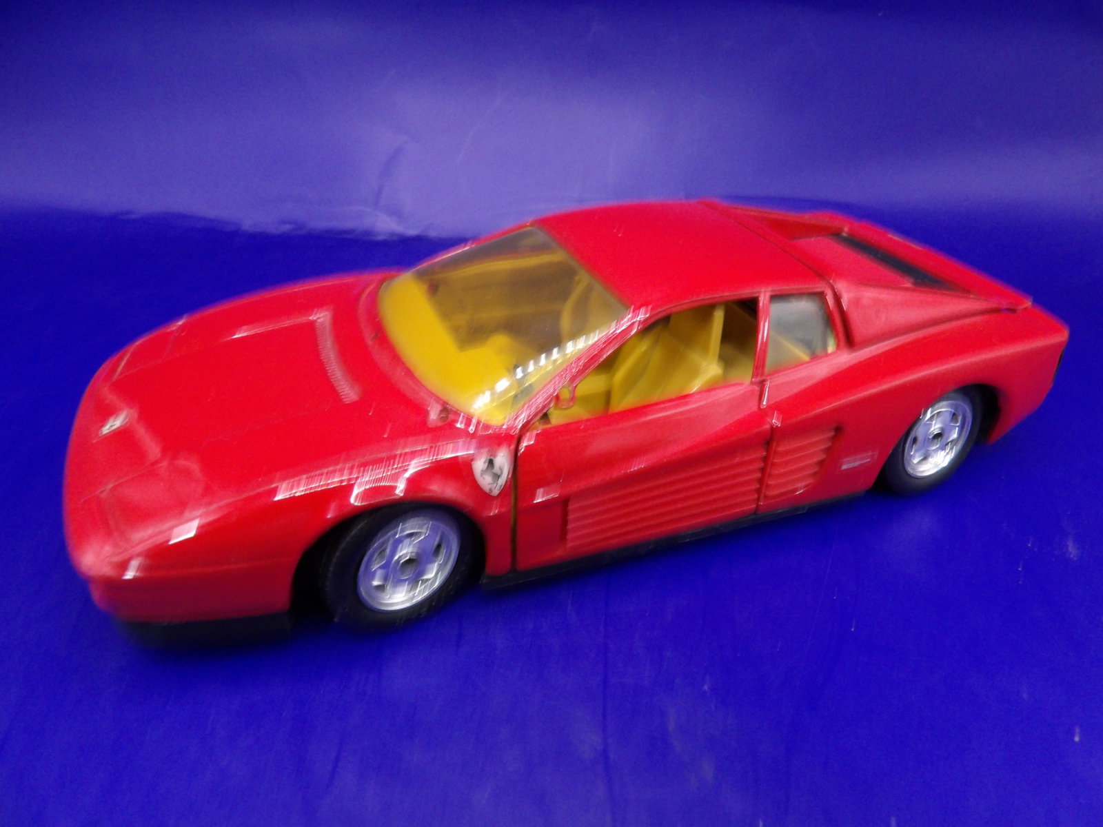 Revell Ferrari Testarossa 1:24: 7 inches length.