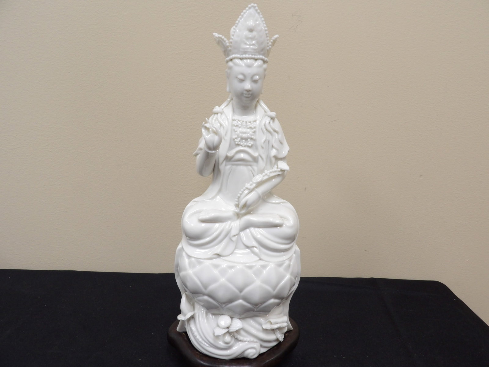 Chinese Dehua porcelain blanc de china sitted Kwan Yin on lotus base statue: 13.4 inches height including wood base.