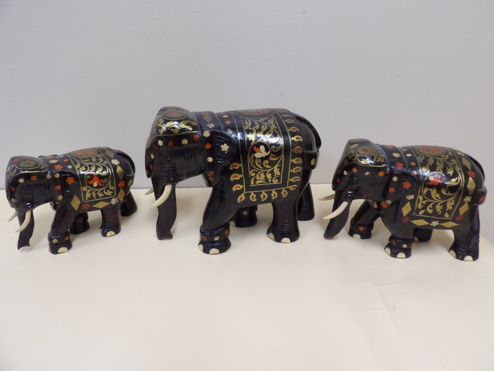 set of 3 decorative wooden elephants with inlaid pattern probably rosewood: Biggest elephant is 7 inches length.