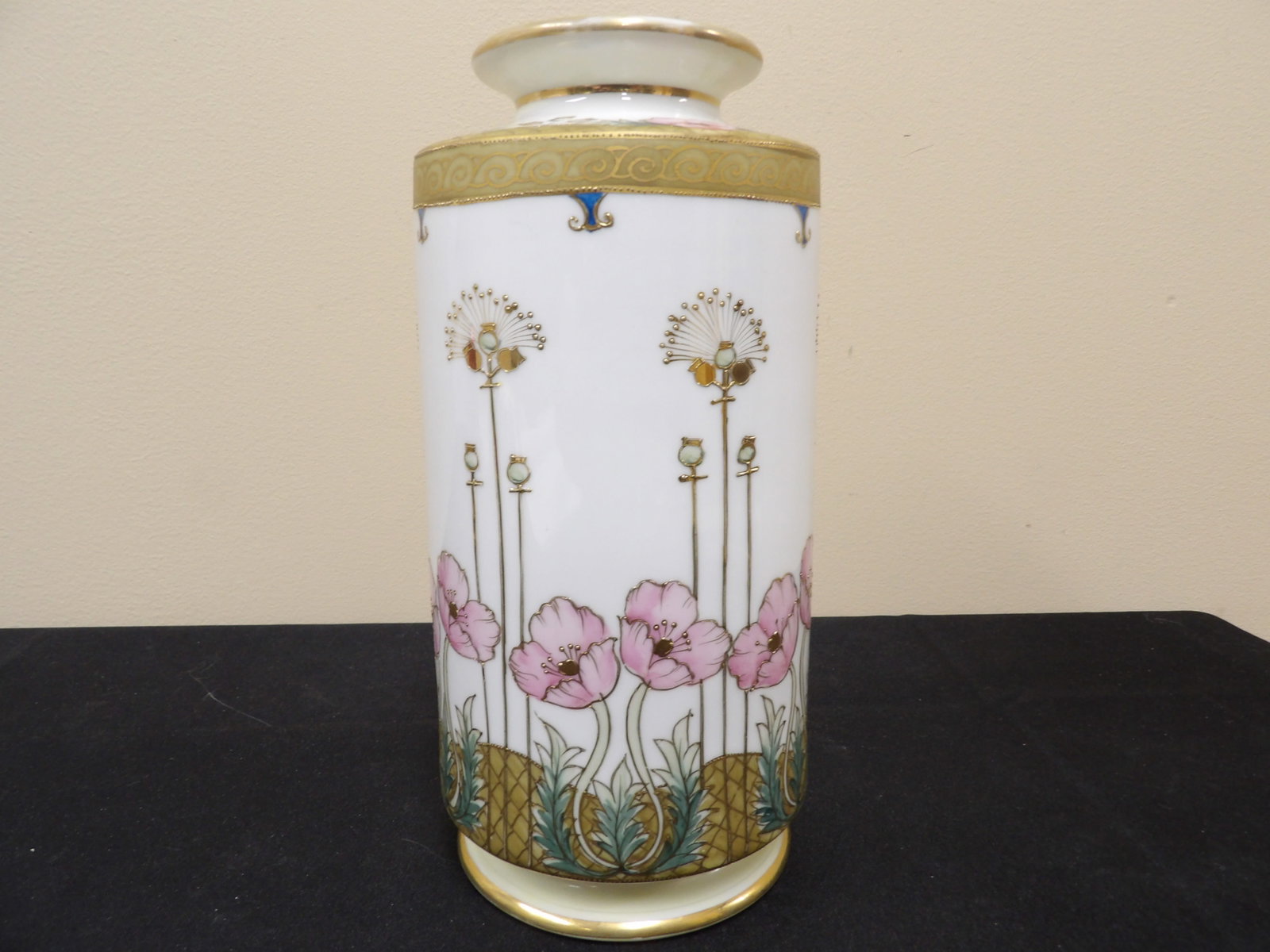 very fine hand painted Nippon porcelain vase featuring poppies and gold accents Meiji period: 9.2 inches height. Meiji period.