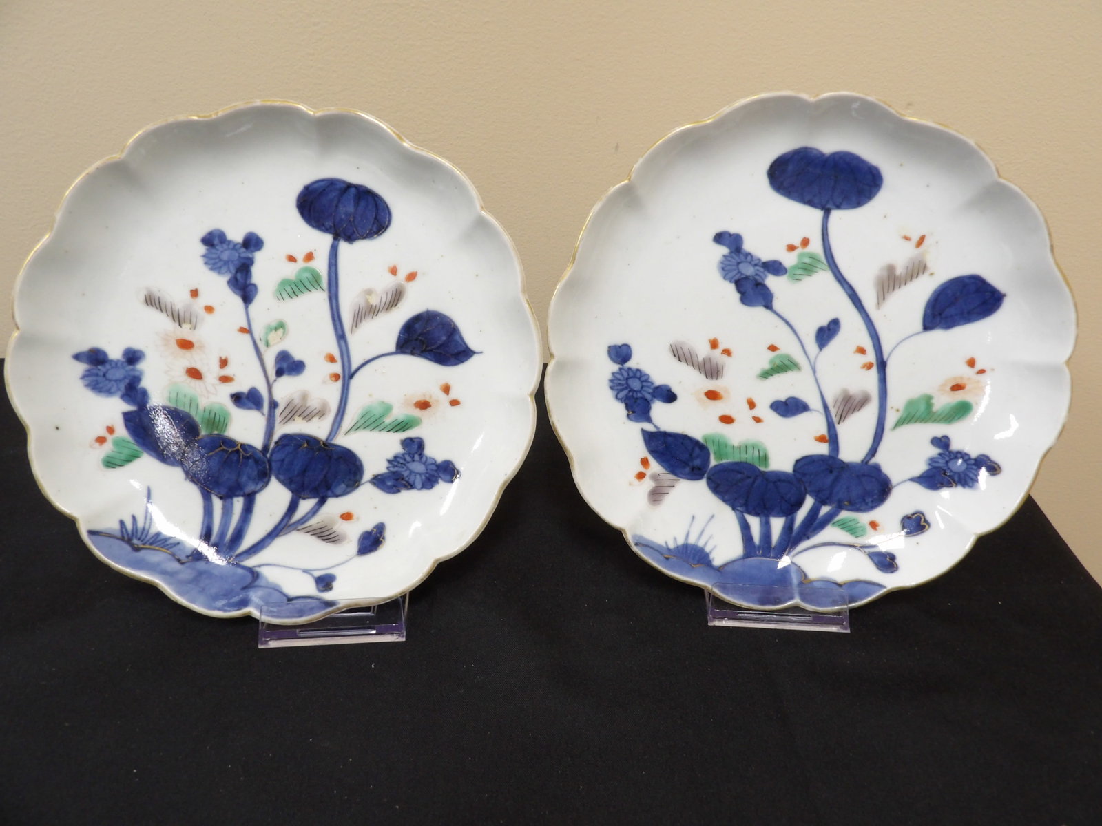 pair of antique Japanese porcelain plate with Tai Ming Cheng Hua mark and scalloped edges: 8.4 inches diameter.