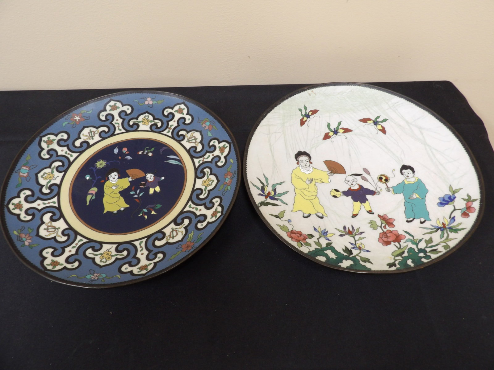 rare lot of 2 large Chinese charger plate with Ming dynasty mark (1 of 10)