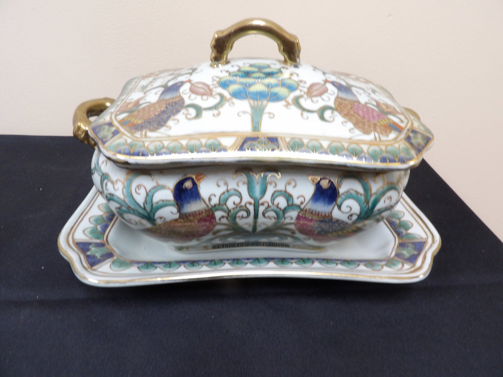 Chinese export porcelain tureen with lid and underplate featuring birds motif: Underplate is 12 inches length. We will inhouse ship items to you very affordable and efficient. Select self-arrange shipping.