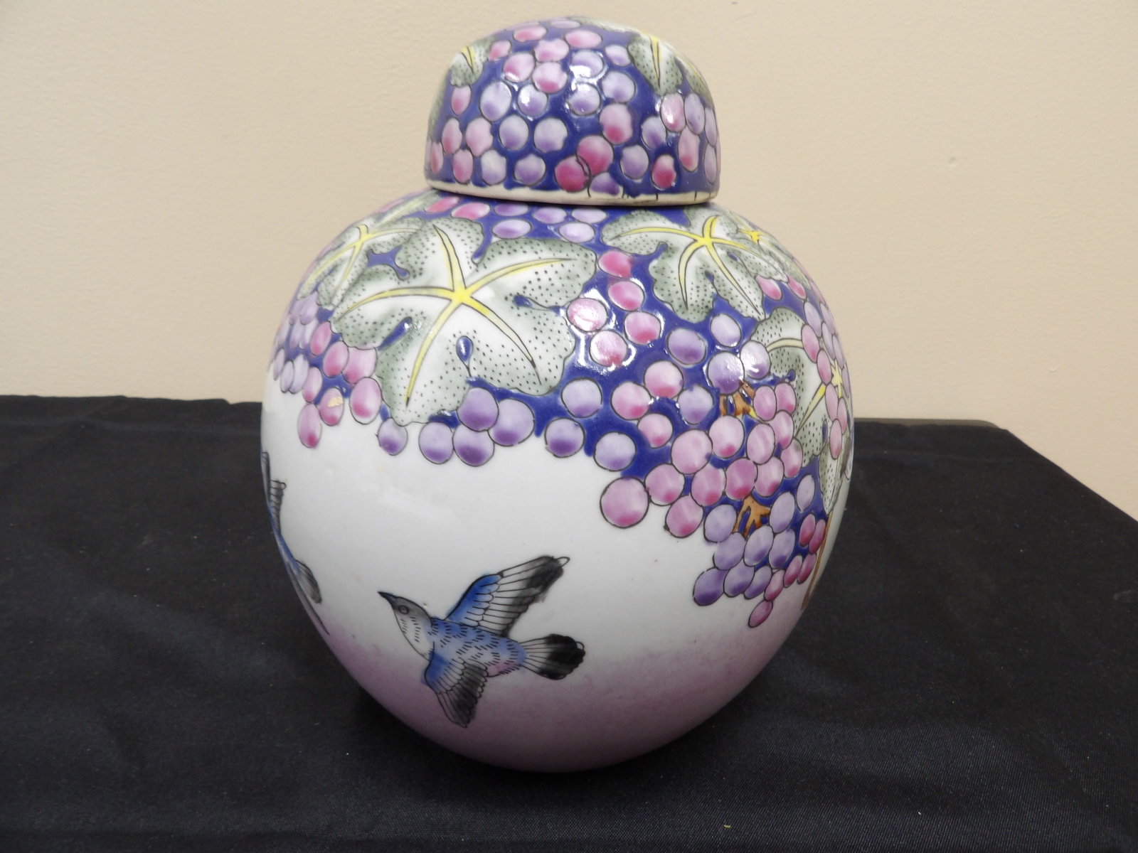 Chinese porcelain ginger jar with birds grapes motifs: 8 inches height. We will inhouse ship items to you very affordable and efficient. Select self-arrange shipping.