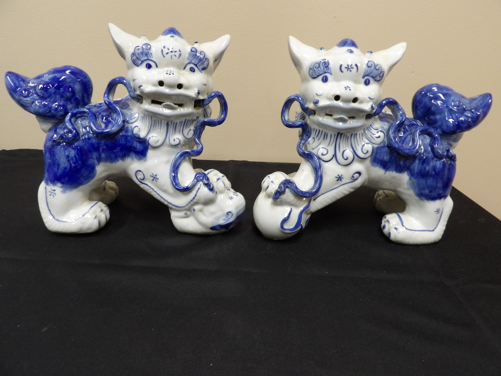pair of Chinese blue and white porcelain foo dog statues: 9 to 10 inches length. Bottom has protective pads. We will inhouse ship items to you very affordable and efficient. Select self-arrange shipping.