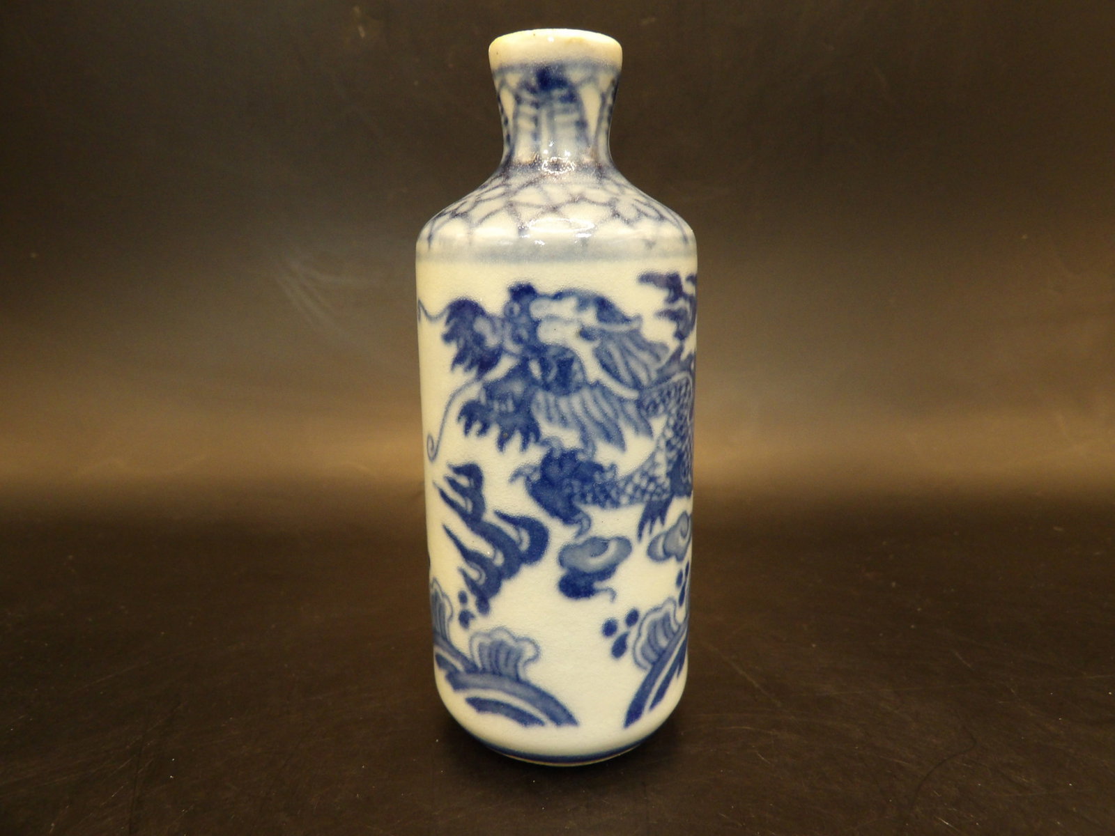 Chinese Qing dynasty Yongzheng mark porcelain dragon snuff bottle: 3.6 inches height.