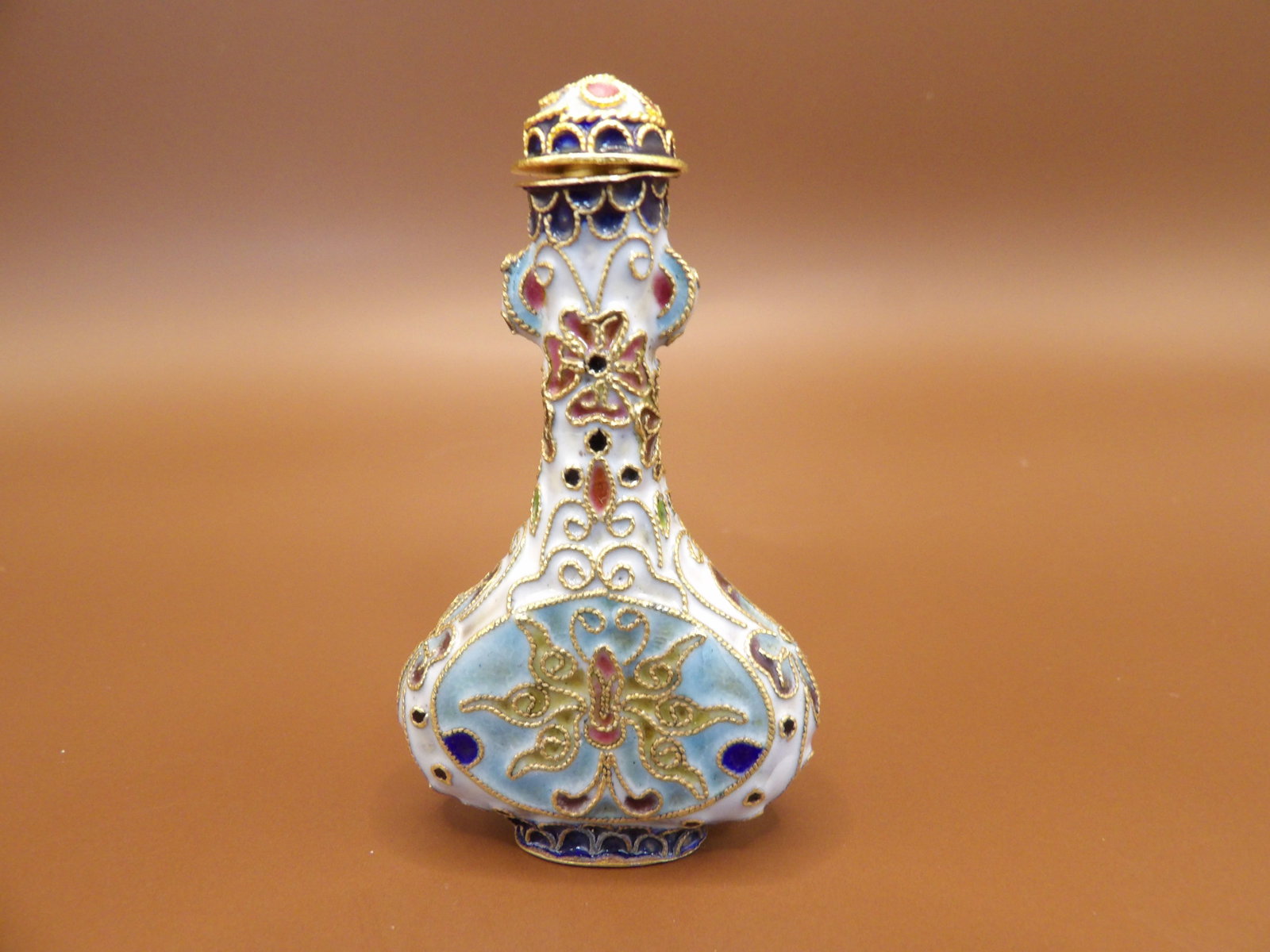 19th century fine Chinese cloisonne enamel snuff bottle: 2.4 inches height.