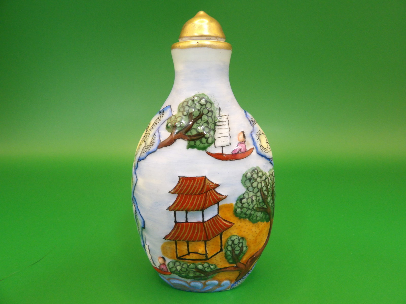 Chinese porcelain snuff bottle with Qing dynasty Qianlong mark: 3.1 inches height.