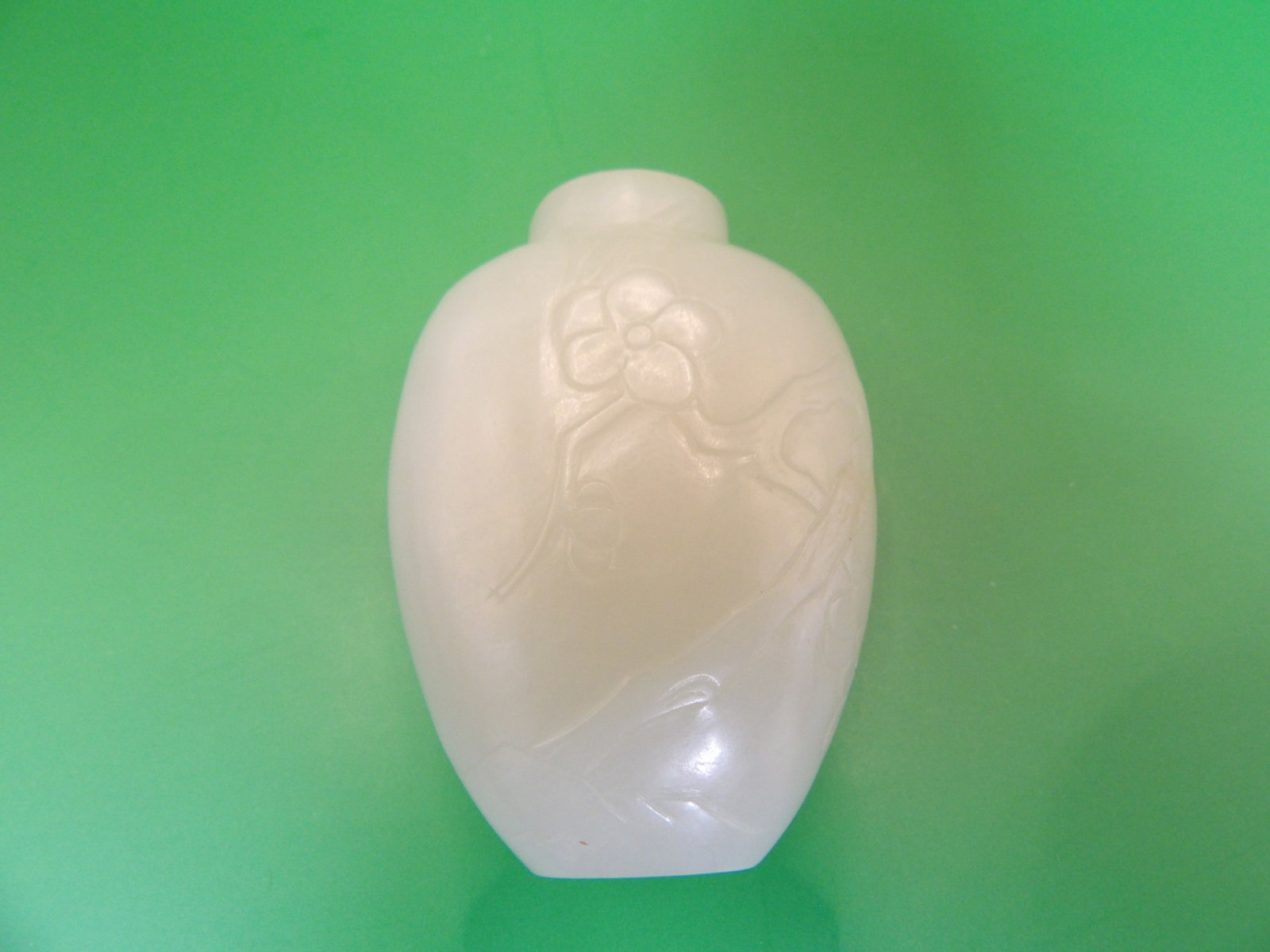 fine antique Chinese carved well hollowed jade snuff bottle (1 of 7)