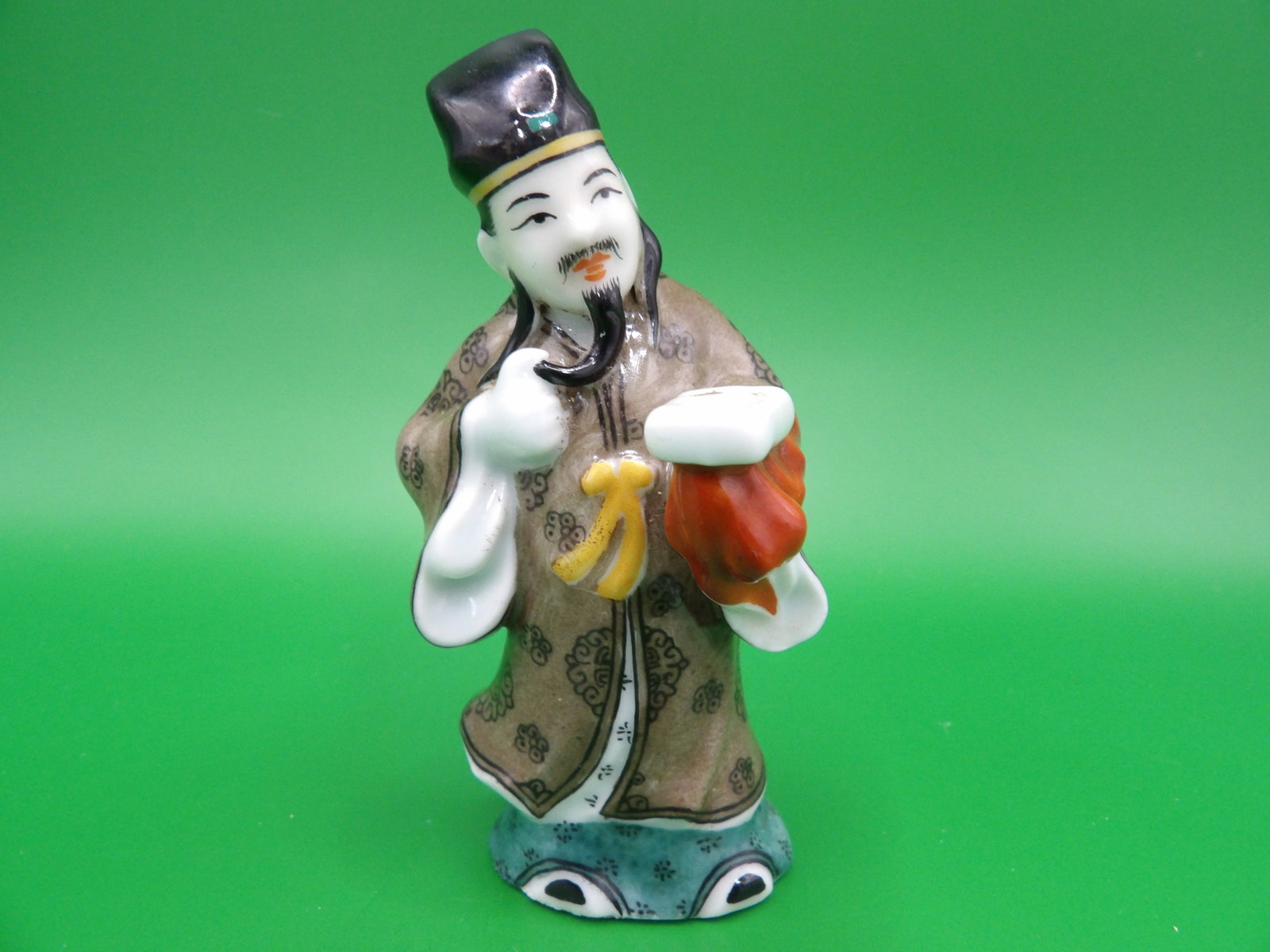 fine Chinese molded porcelain snuff bottle with Qing dynasty Guangxu mark: 3.2 inches height.