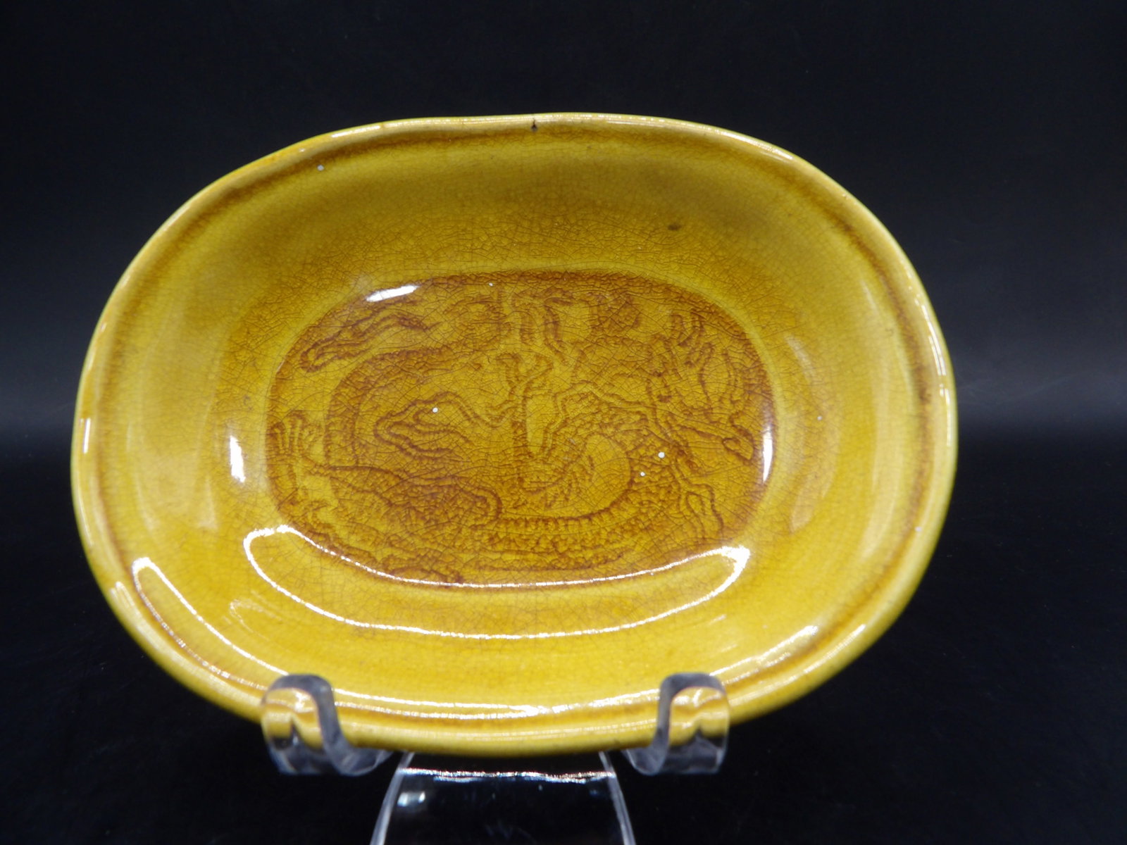 Asian yellow glazed crackled porcelain snuff dish with dragon motif: 3.8 inches length.