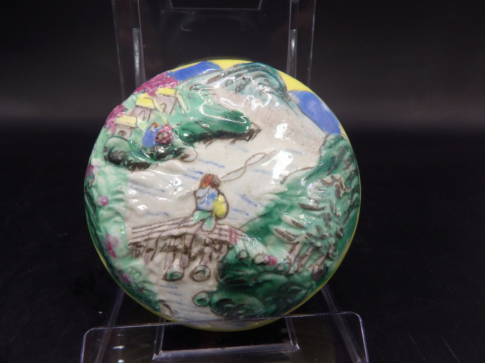 Chinese hand painted porcelain snuff box or trinket box with Qing dynasty Qianlong mark: 2.7 inches long.