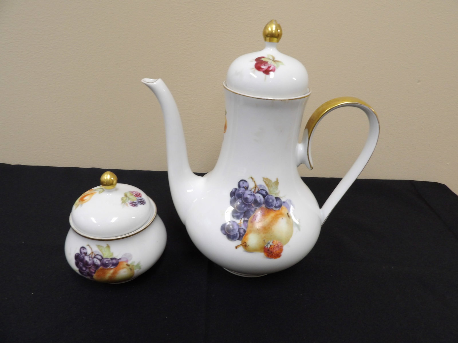 Baronet China Germany teapot and lidded creamer jar: Teapot is 10 inches height. We will inhouse ship items to you very affordable and efficient. Select self-arrange shipping.