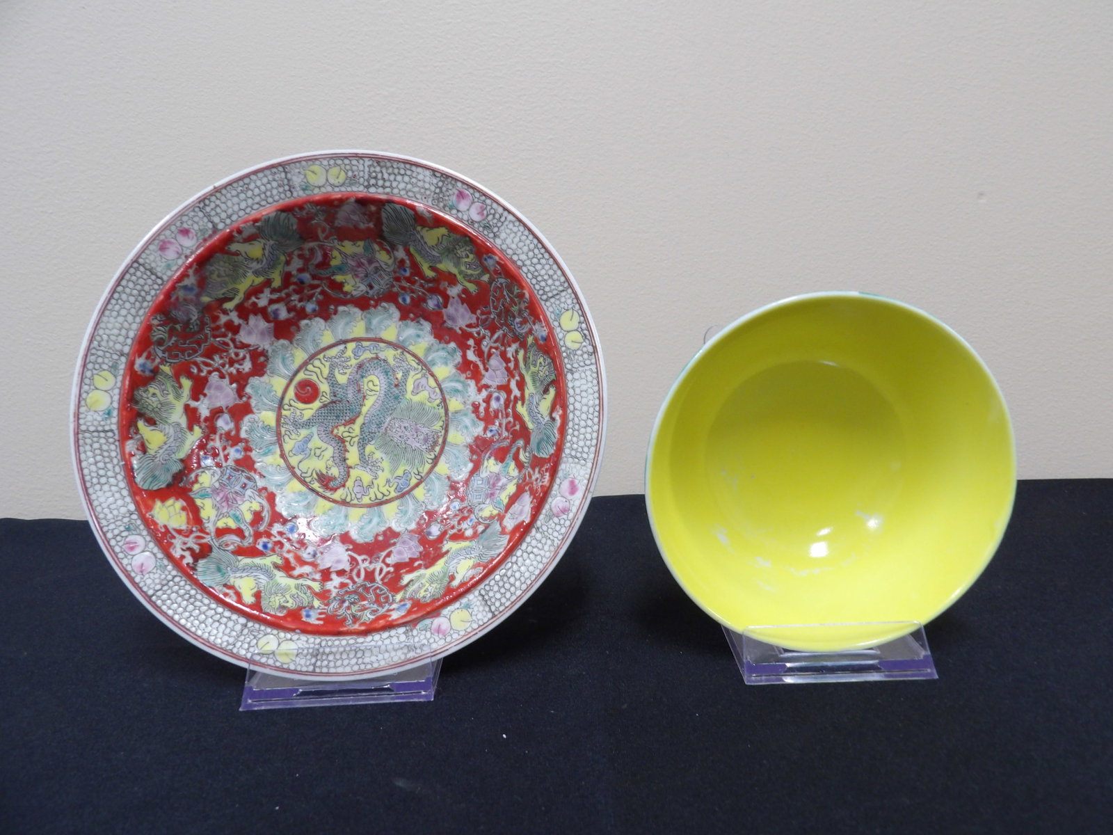 Lot of 2 Chinese porcelain bowls with Qing dynasty mark: Bigger bowl is 7 inches diameter. We will inhouse ship items to you very affordable and efficient. Select self-arrange shipping.