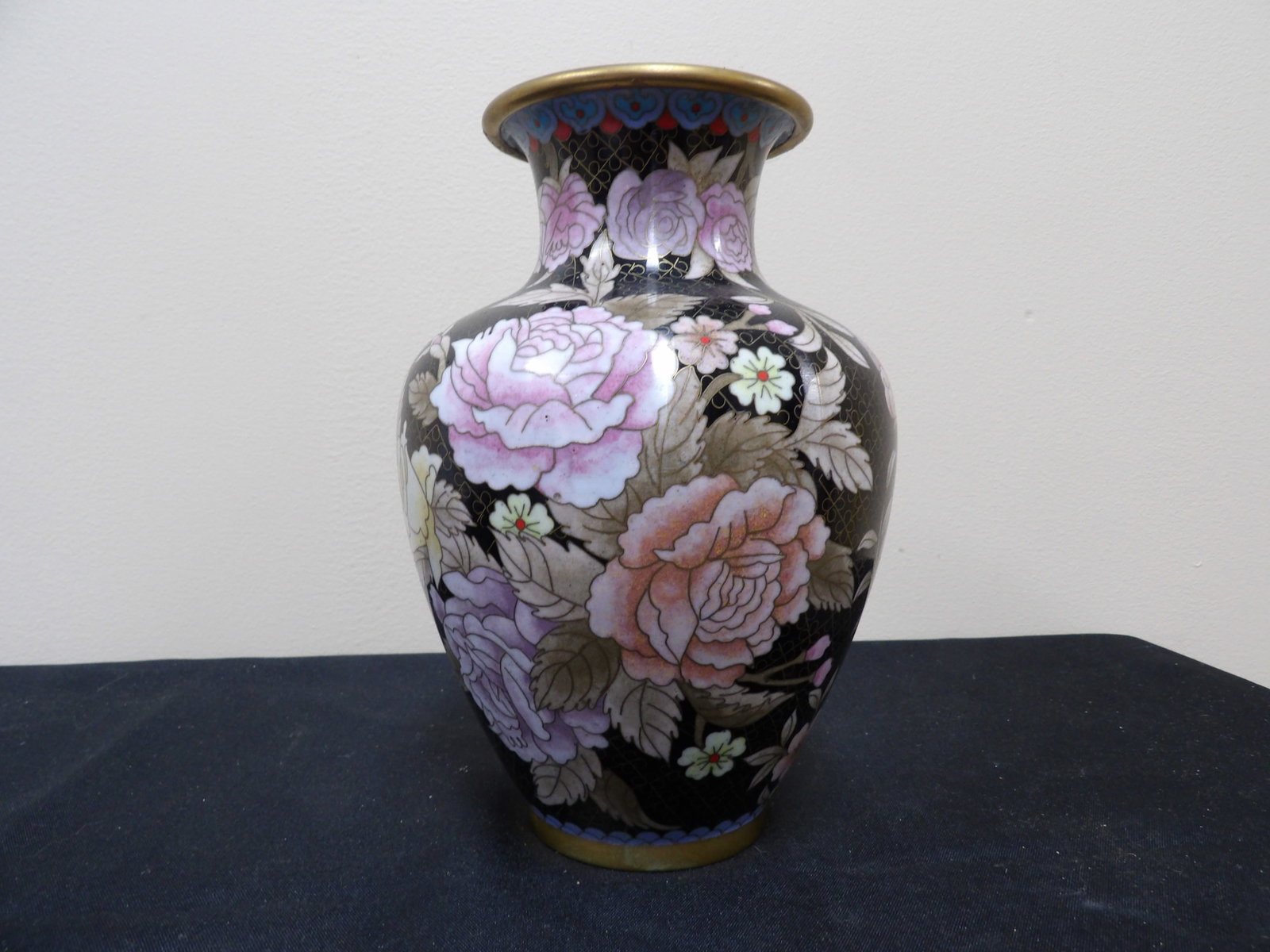 Chinese fine cloisonne floral vase signed on the bottom: 8 inches height. We will inhouse ship items to you very affordable and efficient. Select self-arrange shipping.