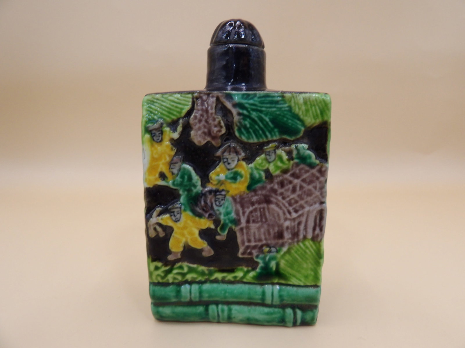 rare Qing dynasty Yongzheng mark Chinese snuff bottle with village scenes: 3.3 inches height.
