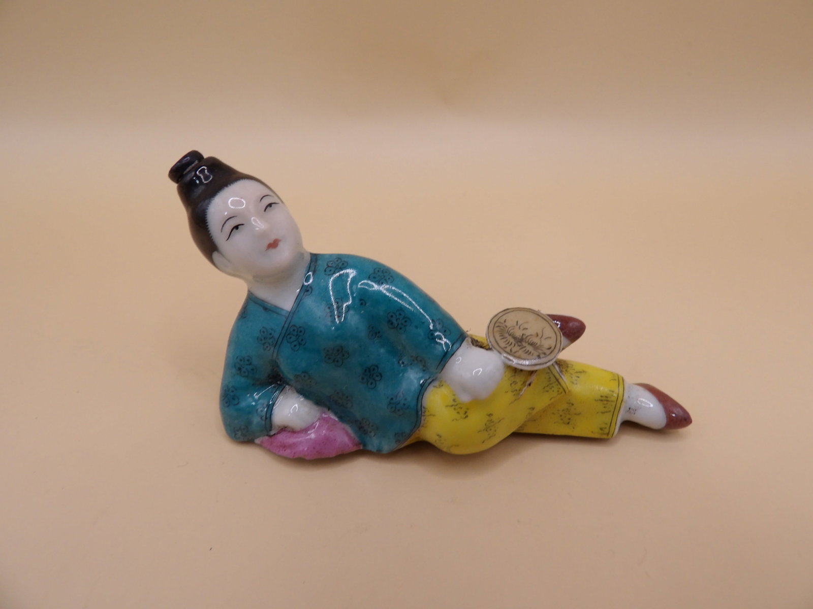 Chinese Qing dynasty Guangxu mark porcelain figural snuff bottle: 3 inches length.