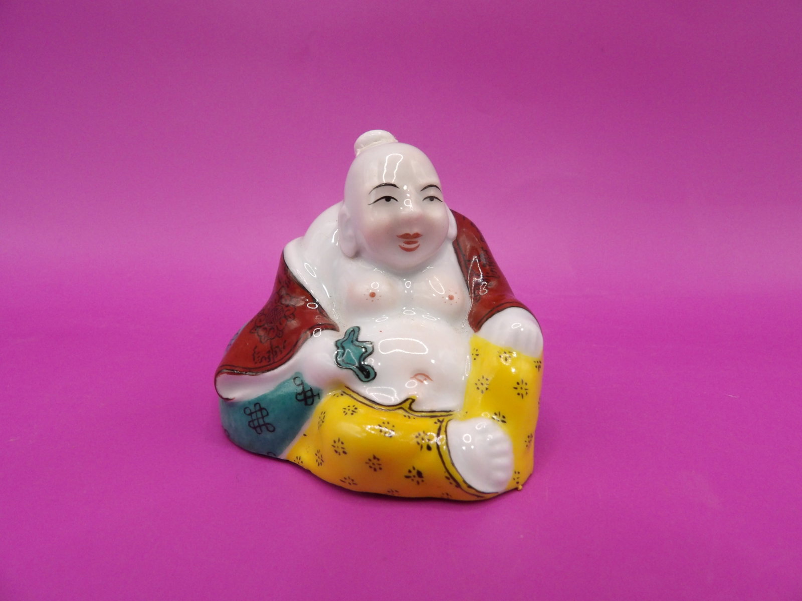Chinese molded nude woman porcelain snuff bottle with Qing dynasty Guangxu mark: 1.8 inches height.
