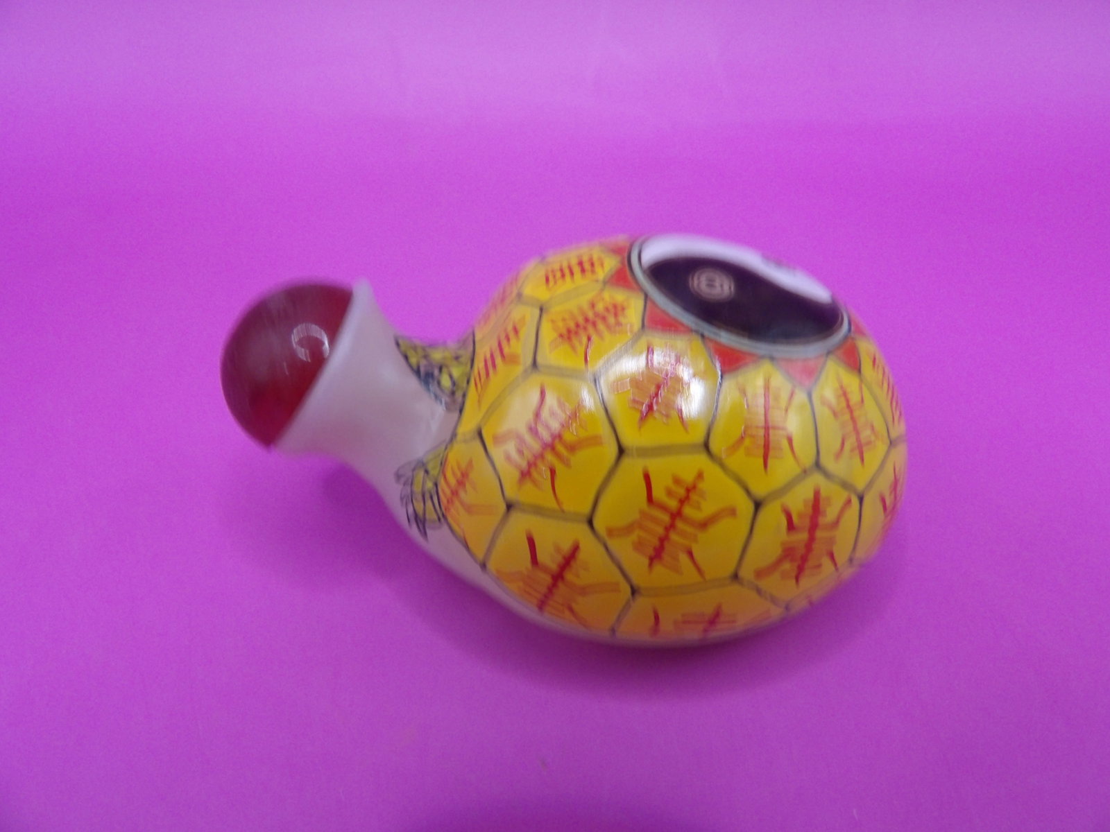 Chinese turtle shaped Yin and yang motif glass snuff bottle: 2.5 inches length.