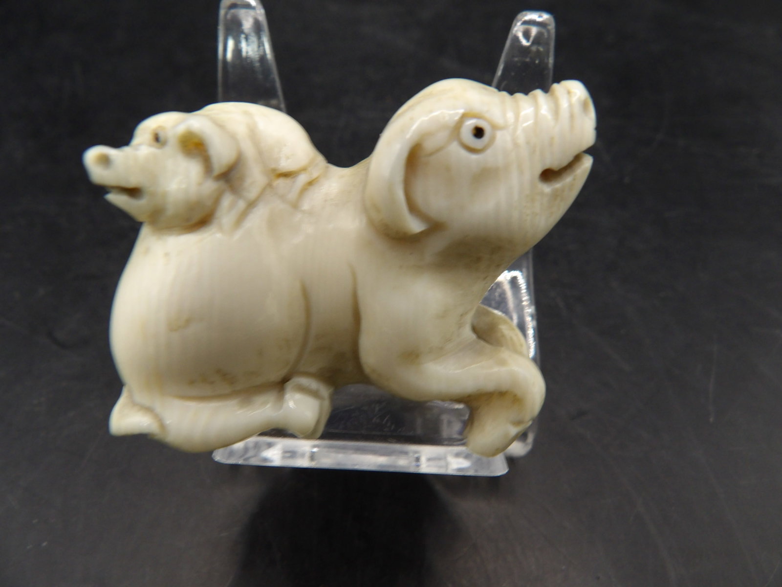 rare Japanese bone netsuke carved a baby pig on top of mother pig probably Meiji period: 1.4 inches height. No international shipping.