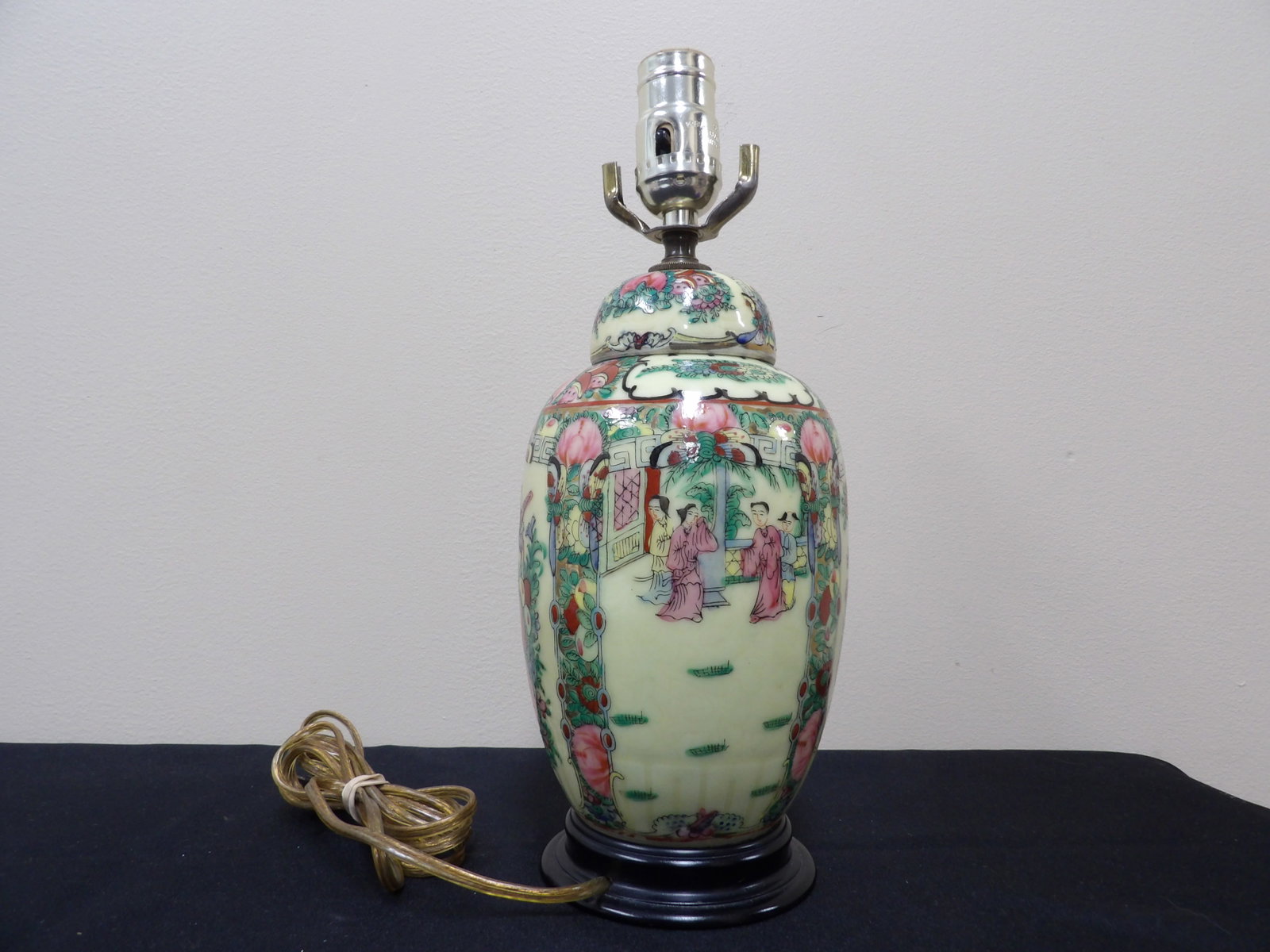 Chinese famille rose porcelain ginger jar converted small table lamp: 12.5 inches height.