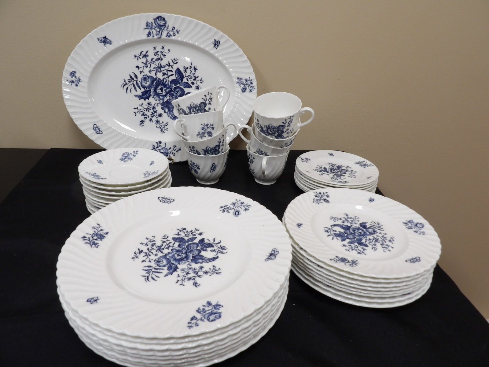 lot of 42 Royal Worcester Blue Sprays bone China set reproduction of 1760: Large platter is 15.2 inches length. Plates are 5.4, 6, 7.8 and 10.2 inches. Lot of 42 pieces. Reproduction of 1760 Blue Sprays.