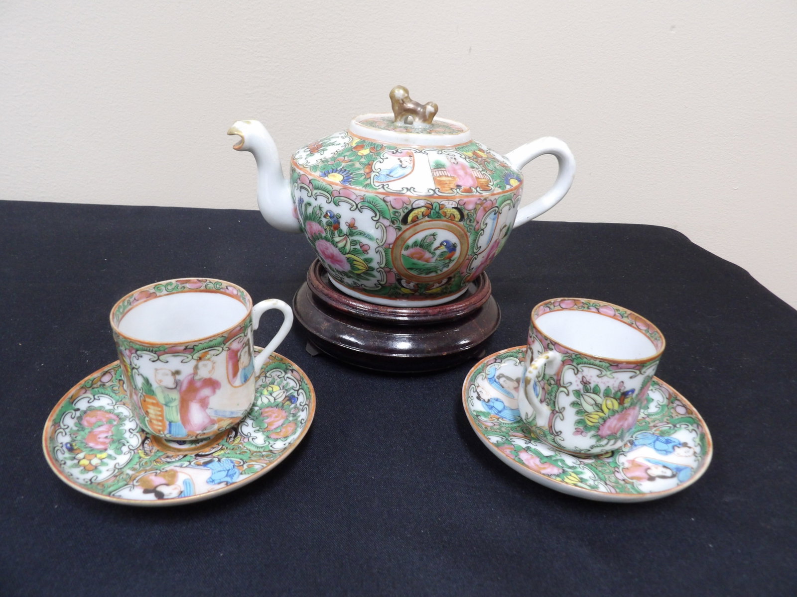 rare Chinese rose medallion porcelain teapot with bird-shaped mouth and foo dog lid tea cups/saucers (1 of 7)