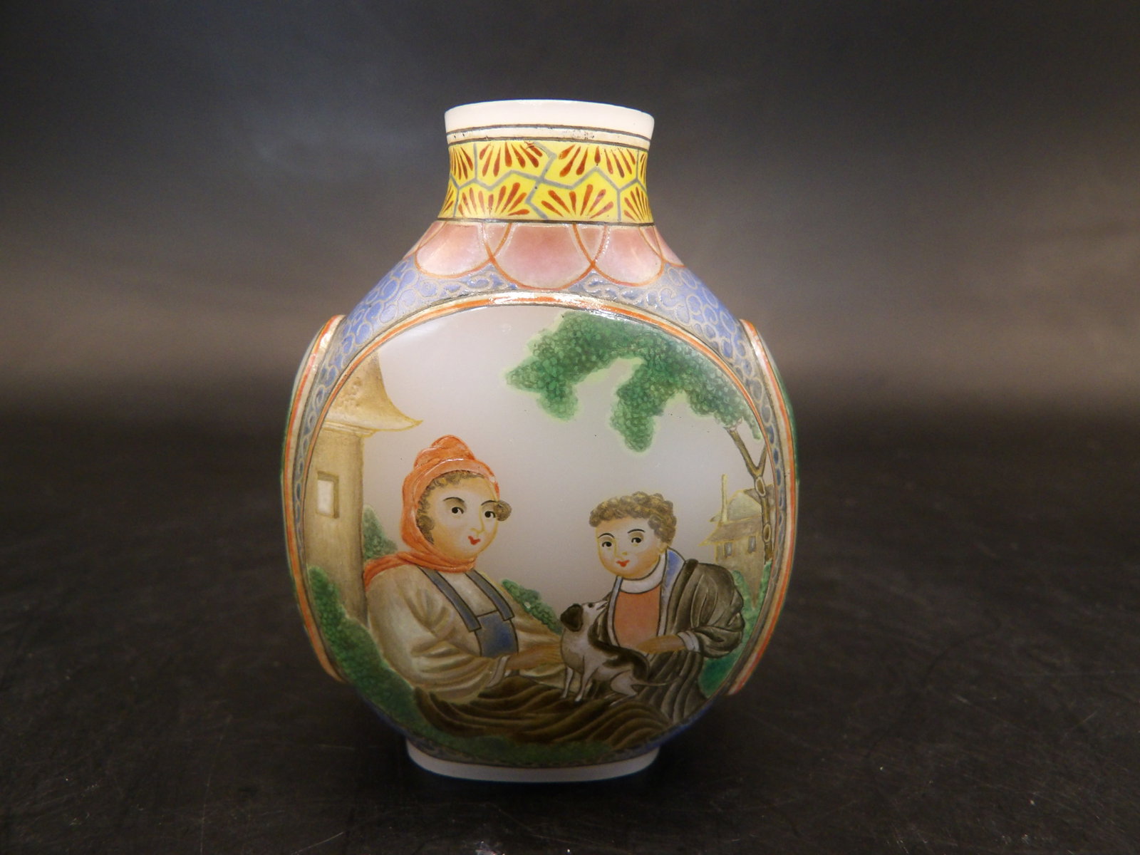 Chinese Qing dynasty Qianlong mark enamel hand painted glass snuff bottle with European subjects (1 of 8)