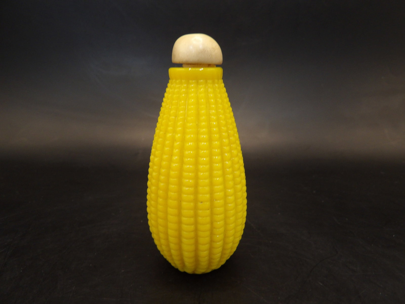 Chinese corn shaped glass snuff bottle: 2.6 inches height.